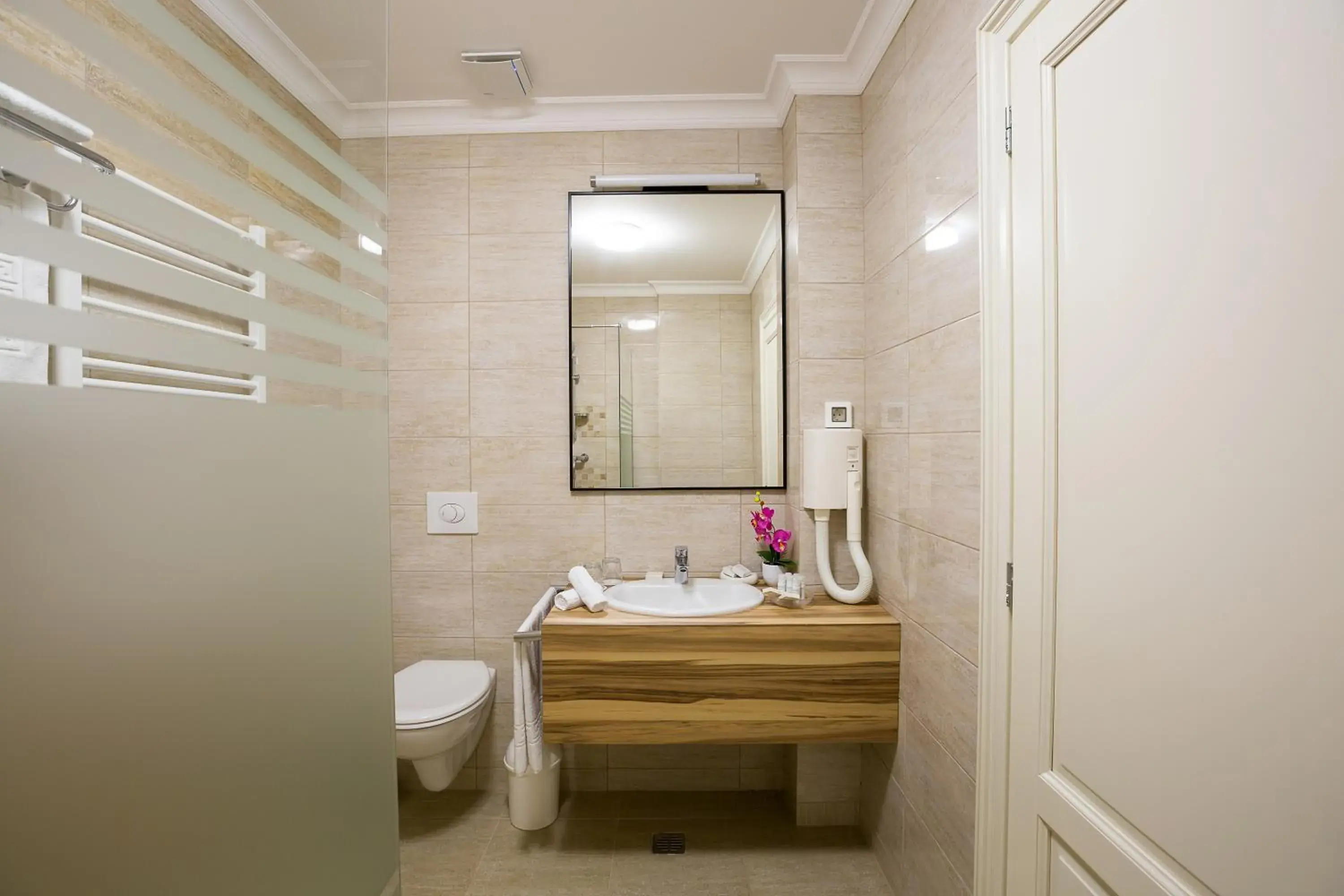 Twin Room in Hotel Saint Germain Twin Room in Hotel Saint Germain