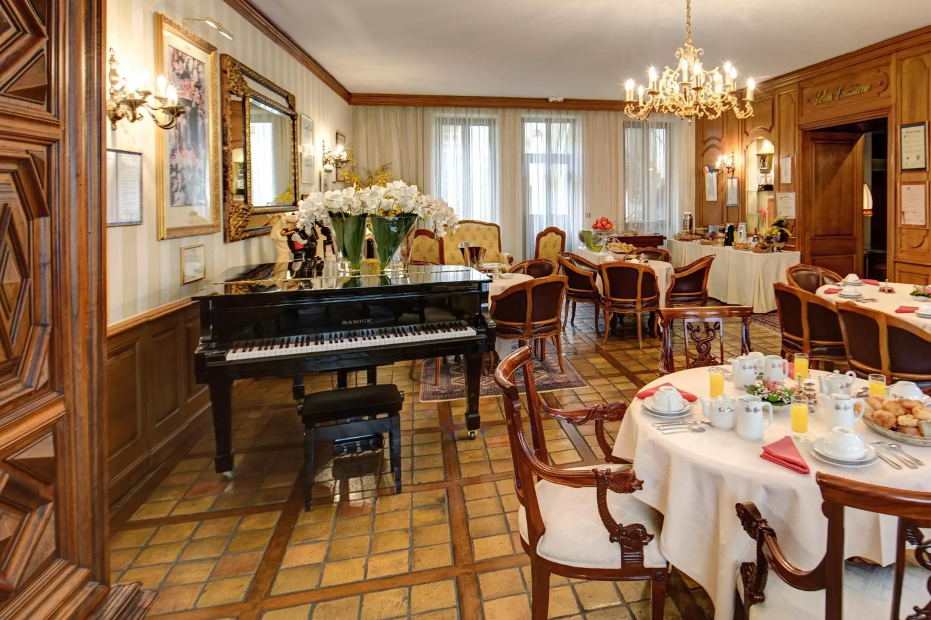 Lounge or bar in Hôtel Le Cep & Spa Lounge or bar in Hôtel Le Cep & Spa