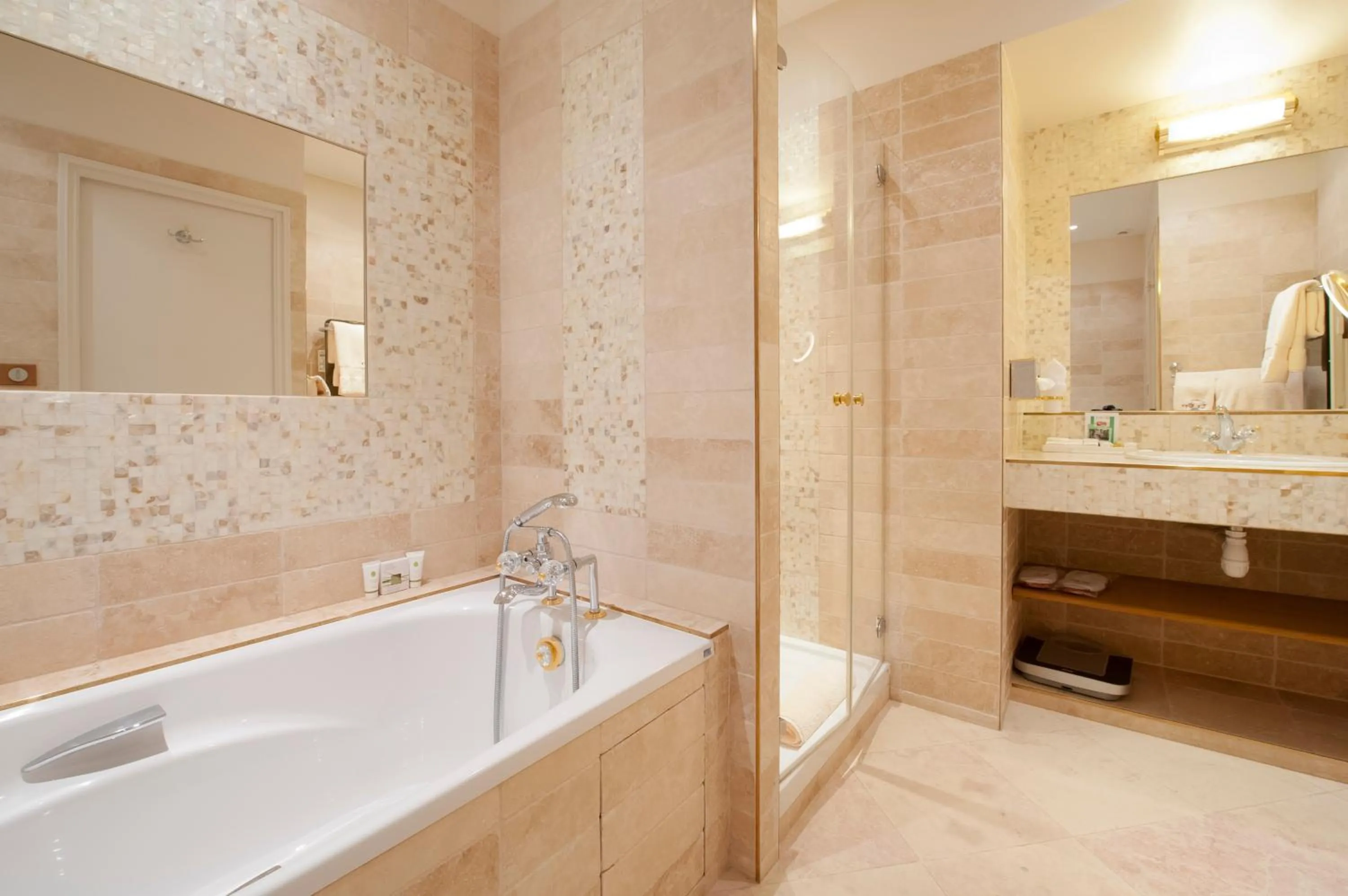 Bathroom in Hôtel Le Cep & Spa