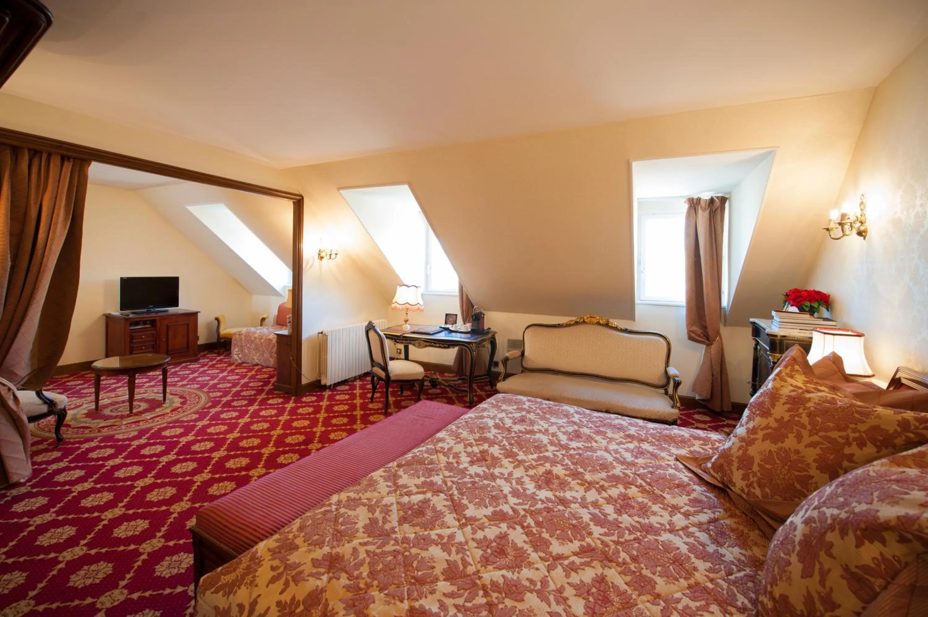 Photo of the whole room, Bed in Hôtel Le Cep & Spa