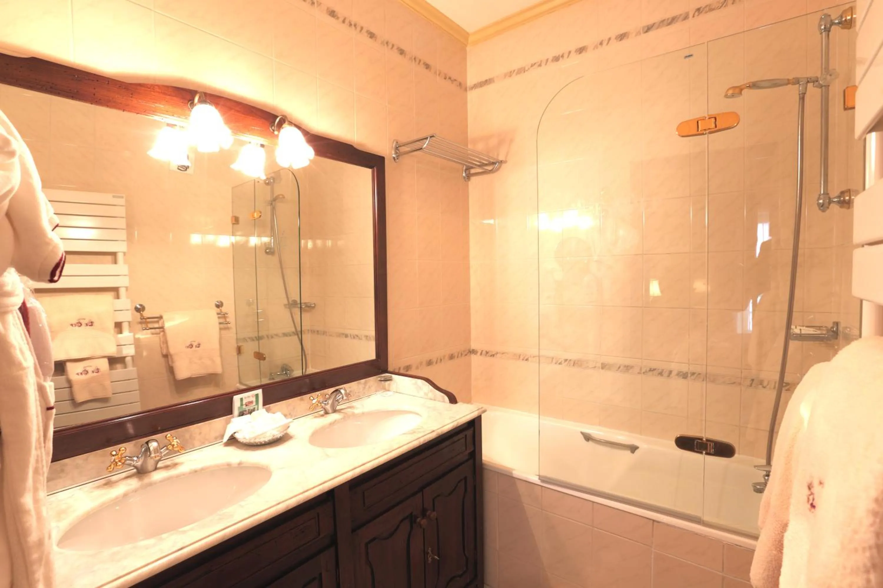 Bathroom in Hôtel Le Cep & Spa