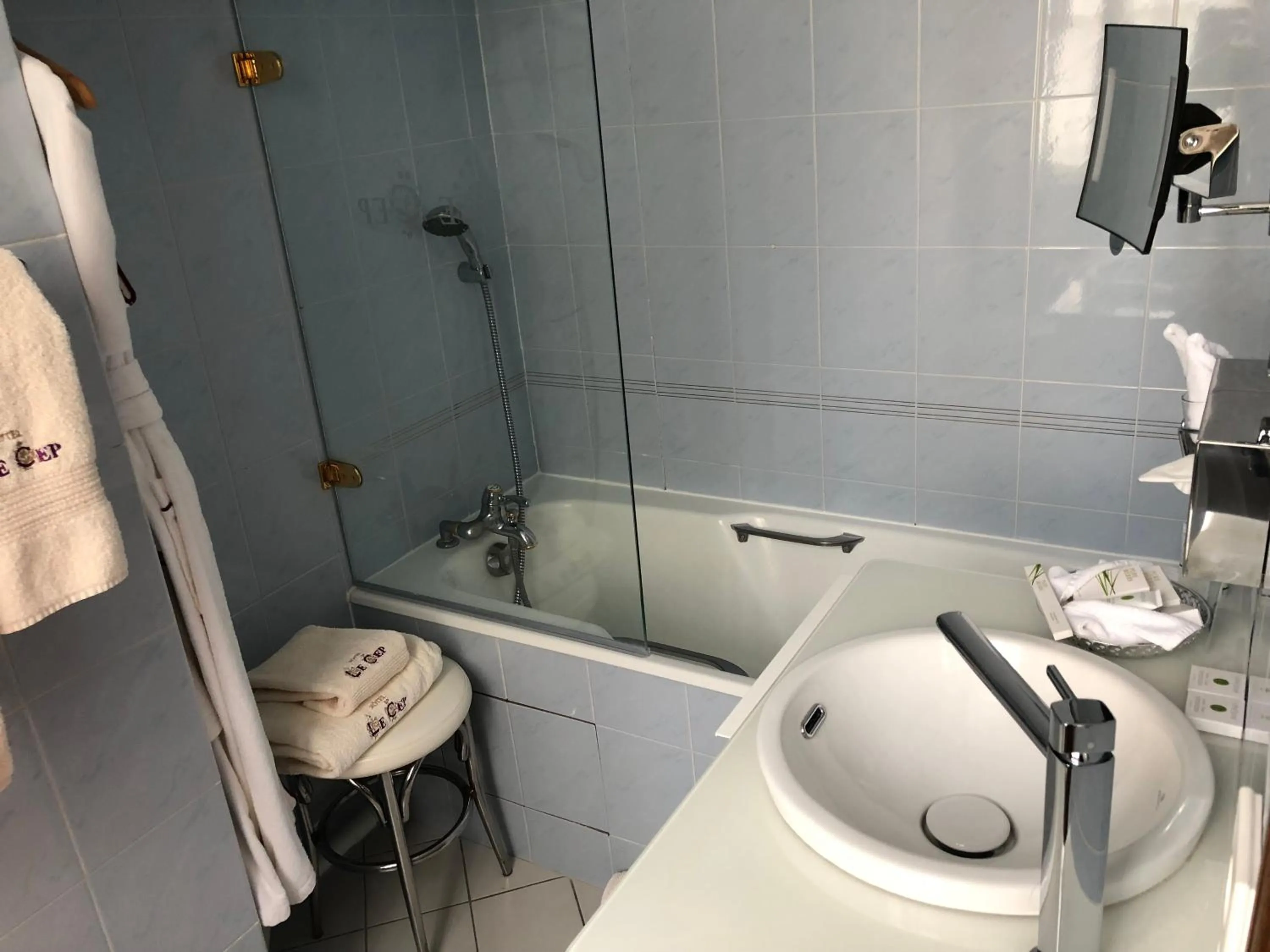 Bathroom in Hôtel Le Cep & Spa