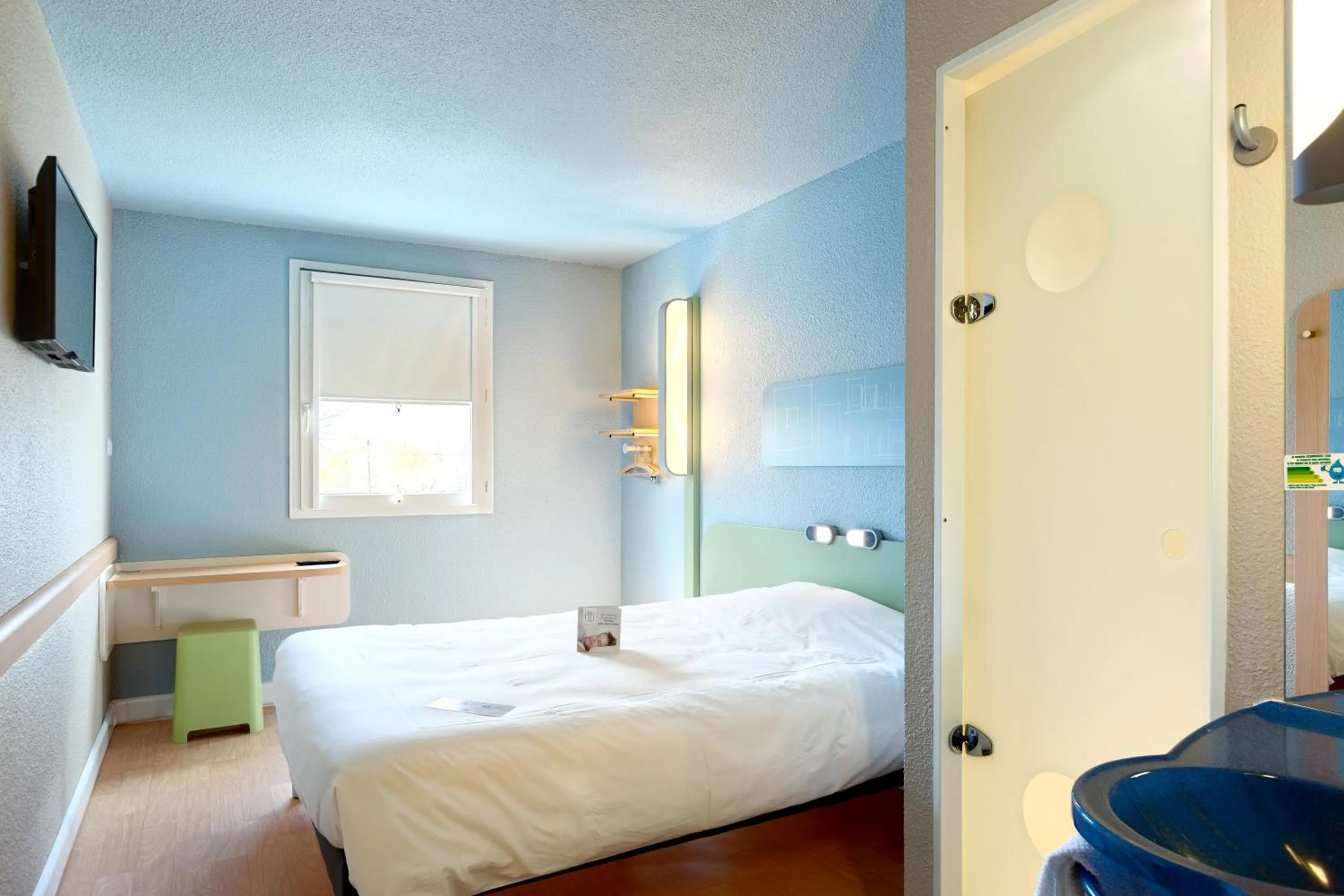 Bedroom, Bed in ibis budget La Roche Sur Yon Vendespace