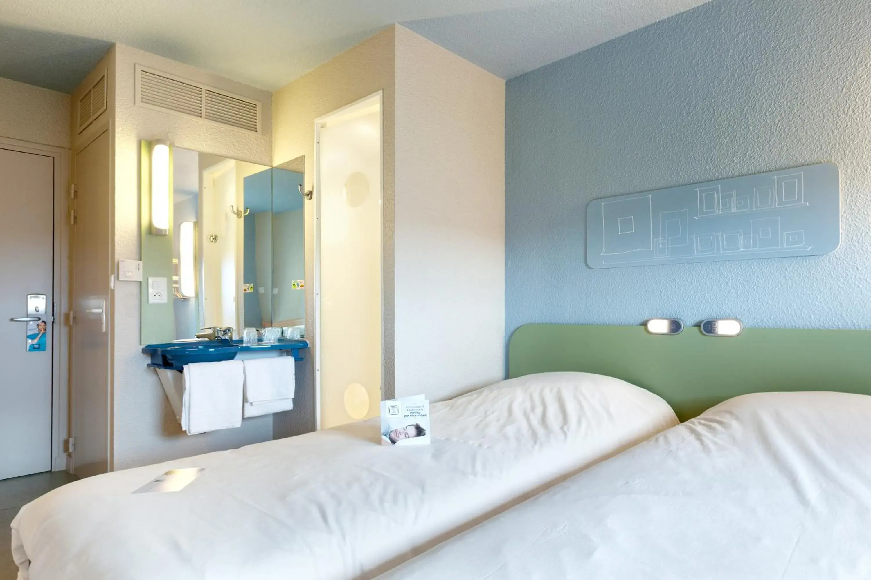 Twin Room in ibis budget La Roche Sur Yon Vendespace Twin Room in ibis budget La Roche Sur Yon Vendespace