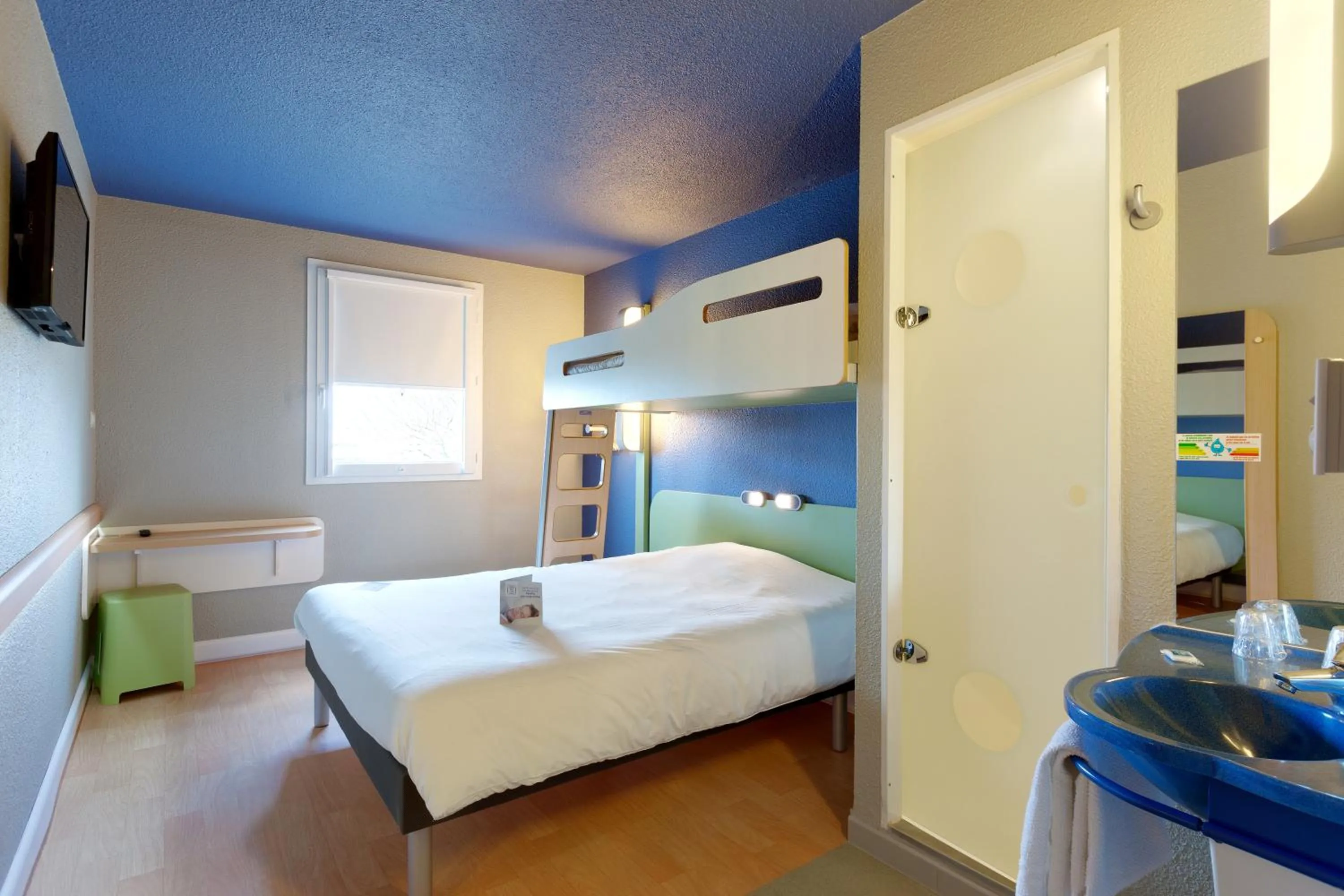 Bedroom, Bed in ibis budget La Roche Sur Yon Vendespace