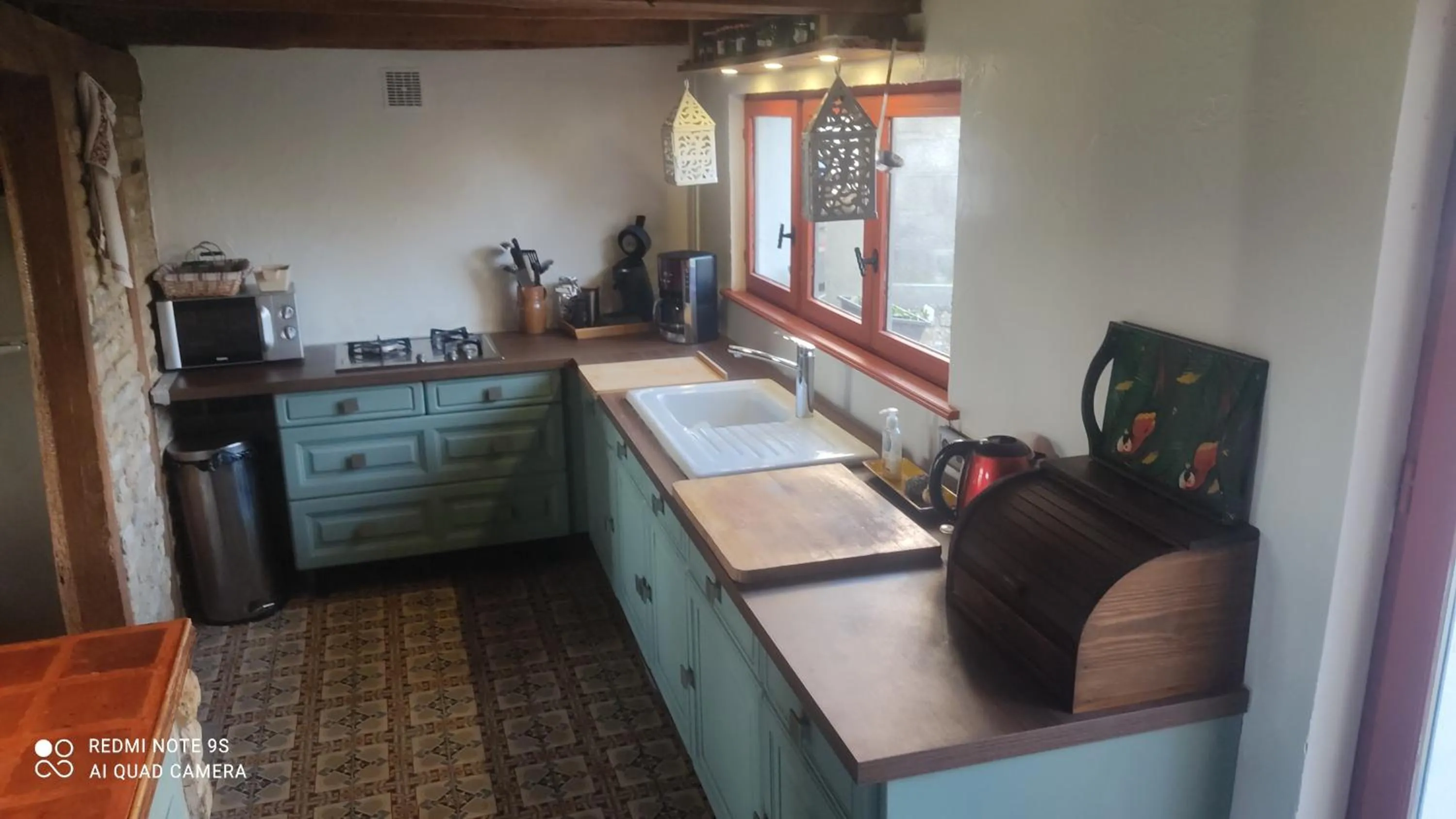 Communal kitchen in Chambres d'hôtes du chemin de la maison blanche