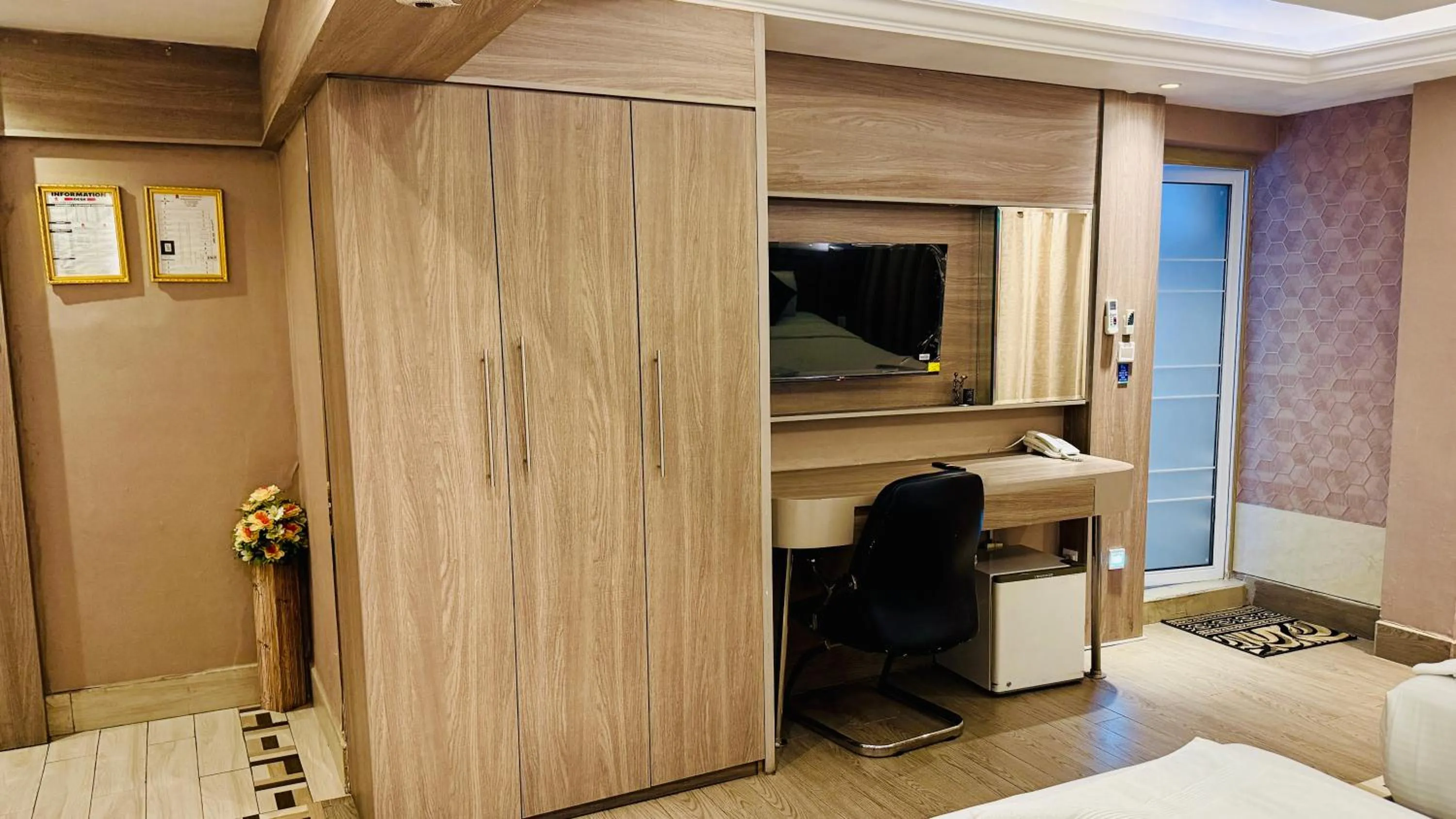 Communal lounge/ TV room in Trans World Hotel