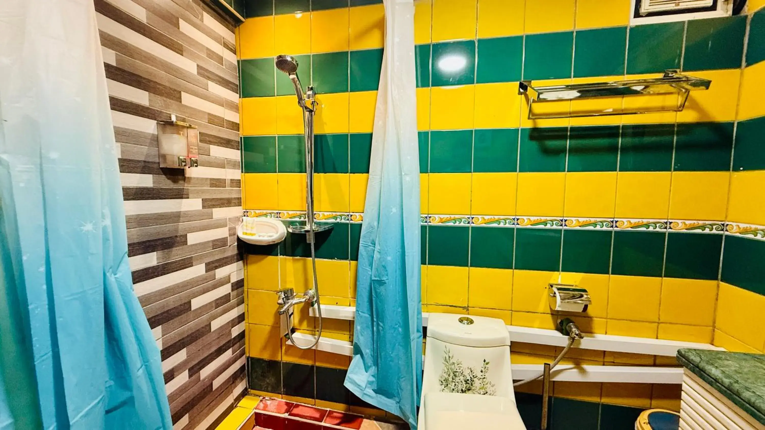 Shower in Trans World Hotel Shower in Trans World Hotel