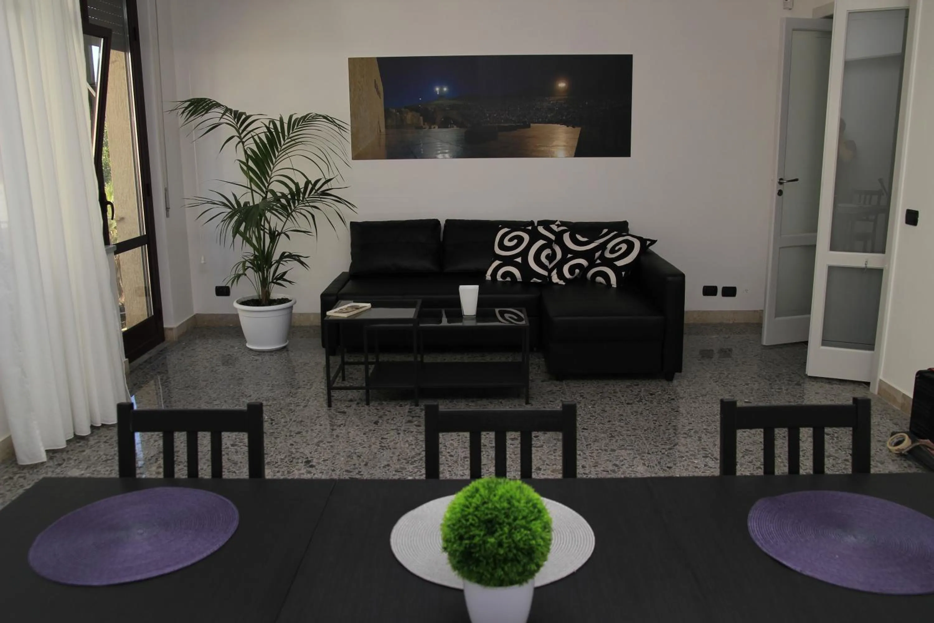 Communal lounge/ TV room in Mythos Affittacamere