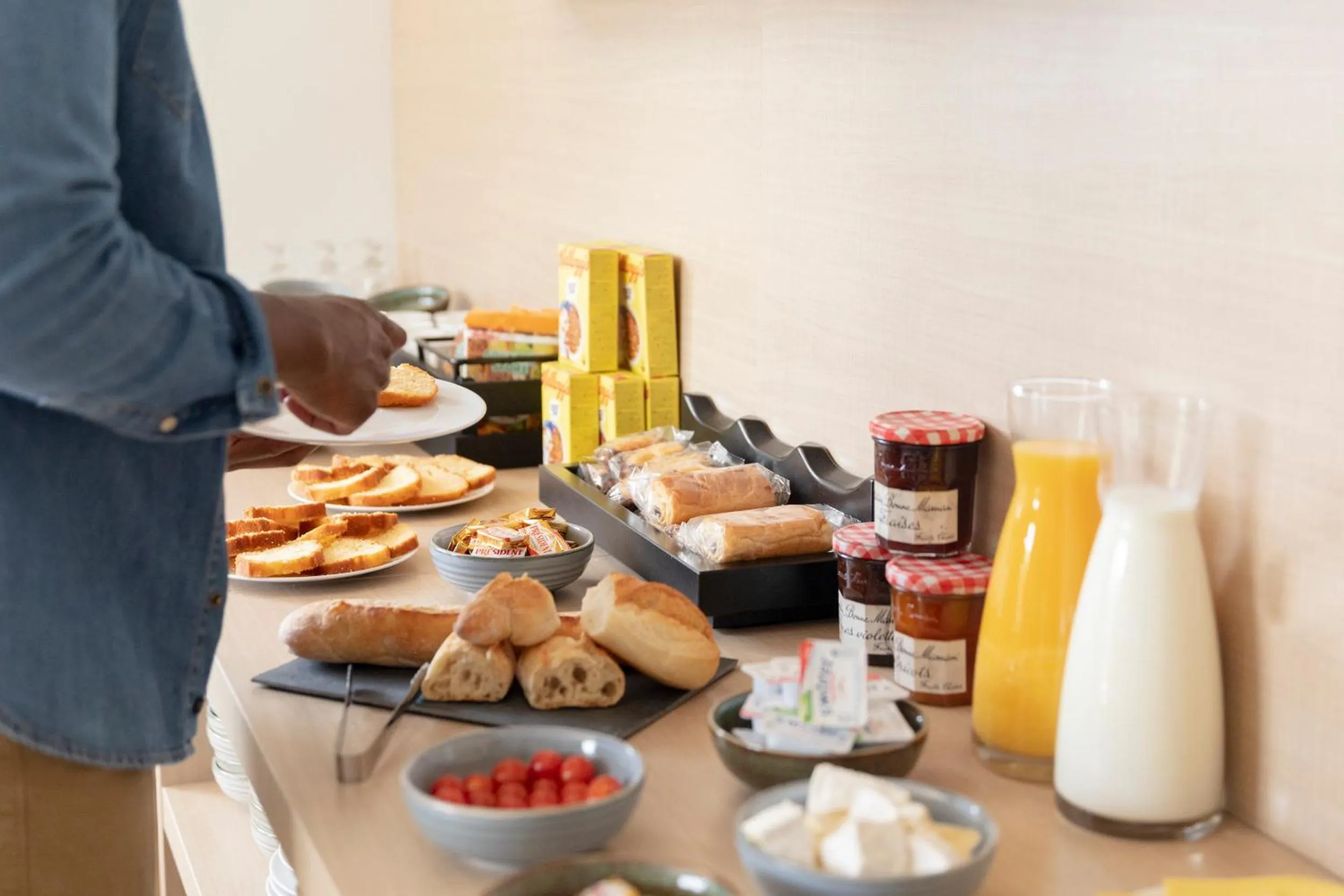 Breakfast in Appart'hotel Vacancéole Paris Quai de Marne