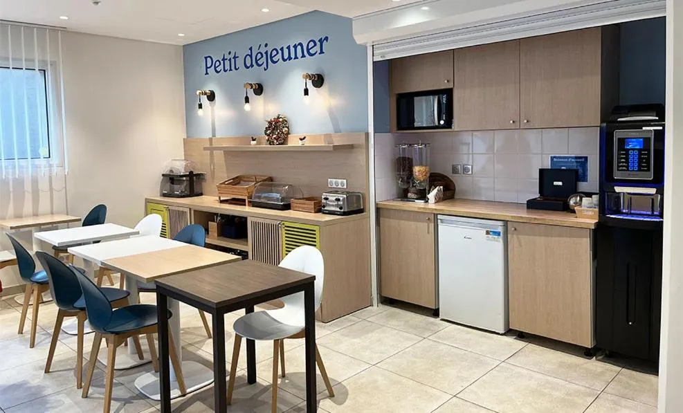 Breakfast in Appart'hotel Vacancéole Paris Quai de Marne