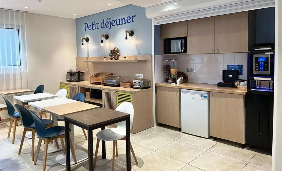 Breakfast in Appart'hotel Vacancéole Paris Quai de Marne Breakfast in Appart'hotel Vacancéole Paris Quai de Marne