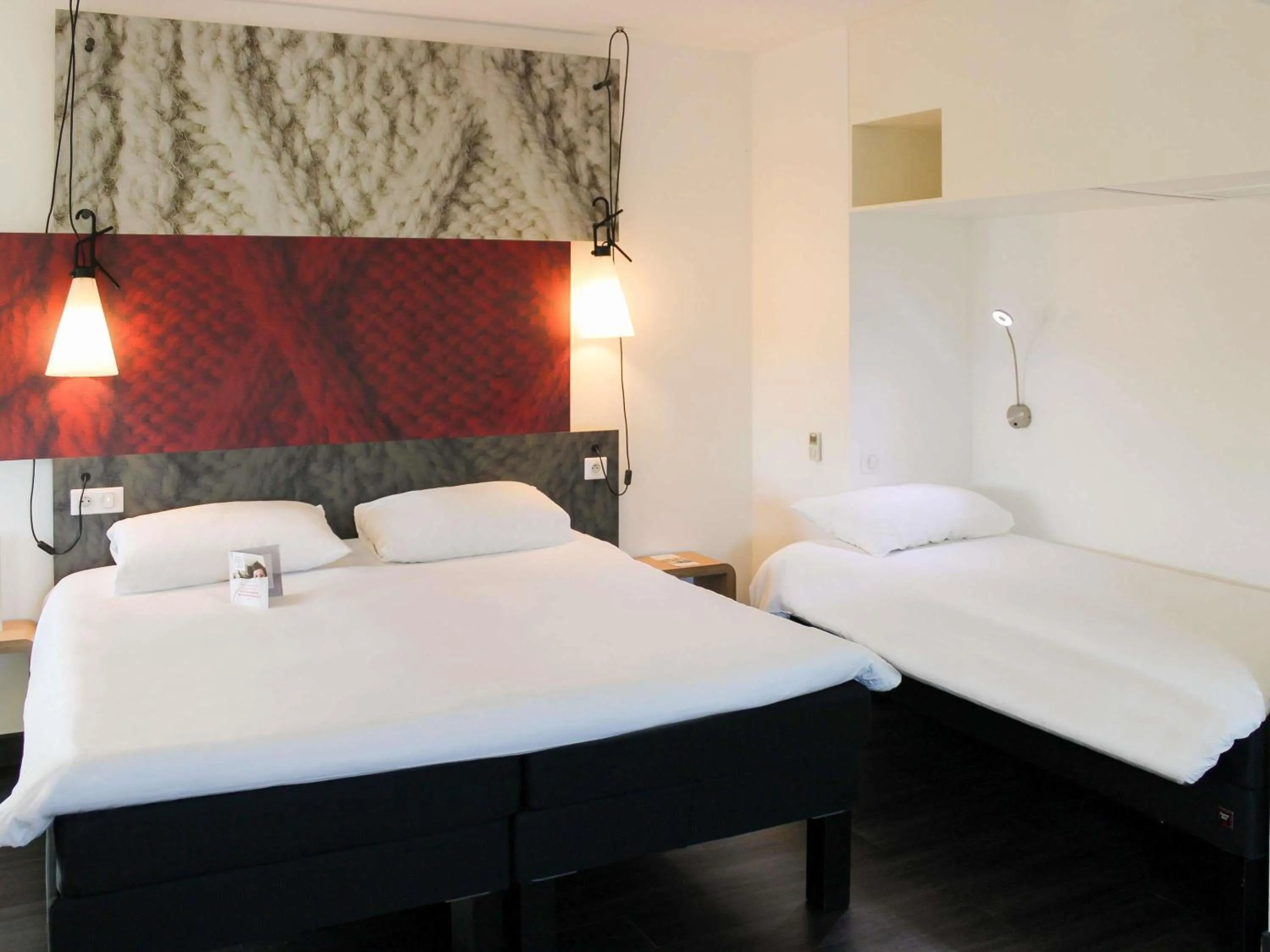 Property building, Bed in ibis La Roche Sur Yon Vendespace