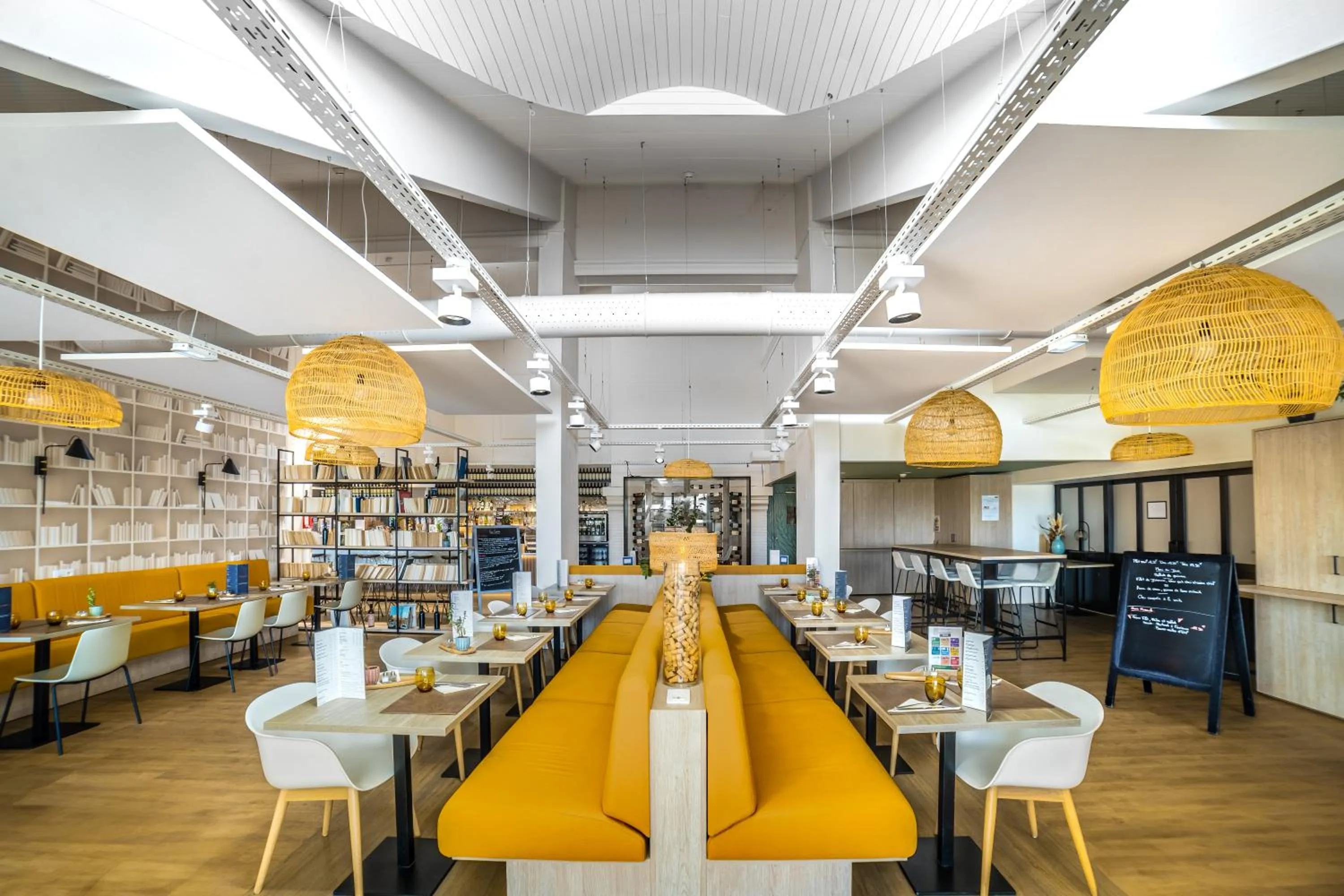 Restaurant/places to eat in ibis La Roche Sur Yon Vendespace