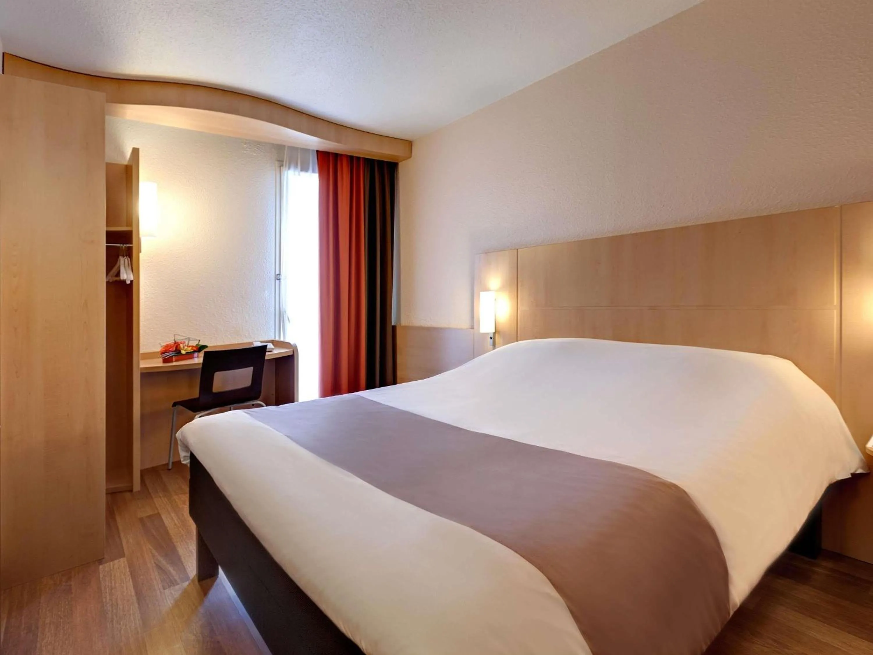 Bedroom, Bed in ibis La Roche Sur Yon Vendespace