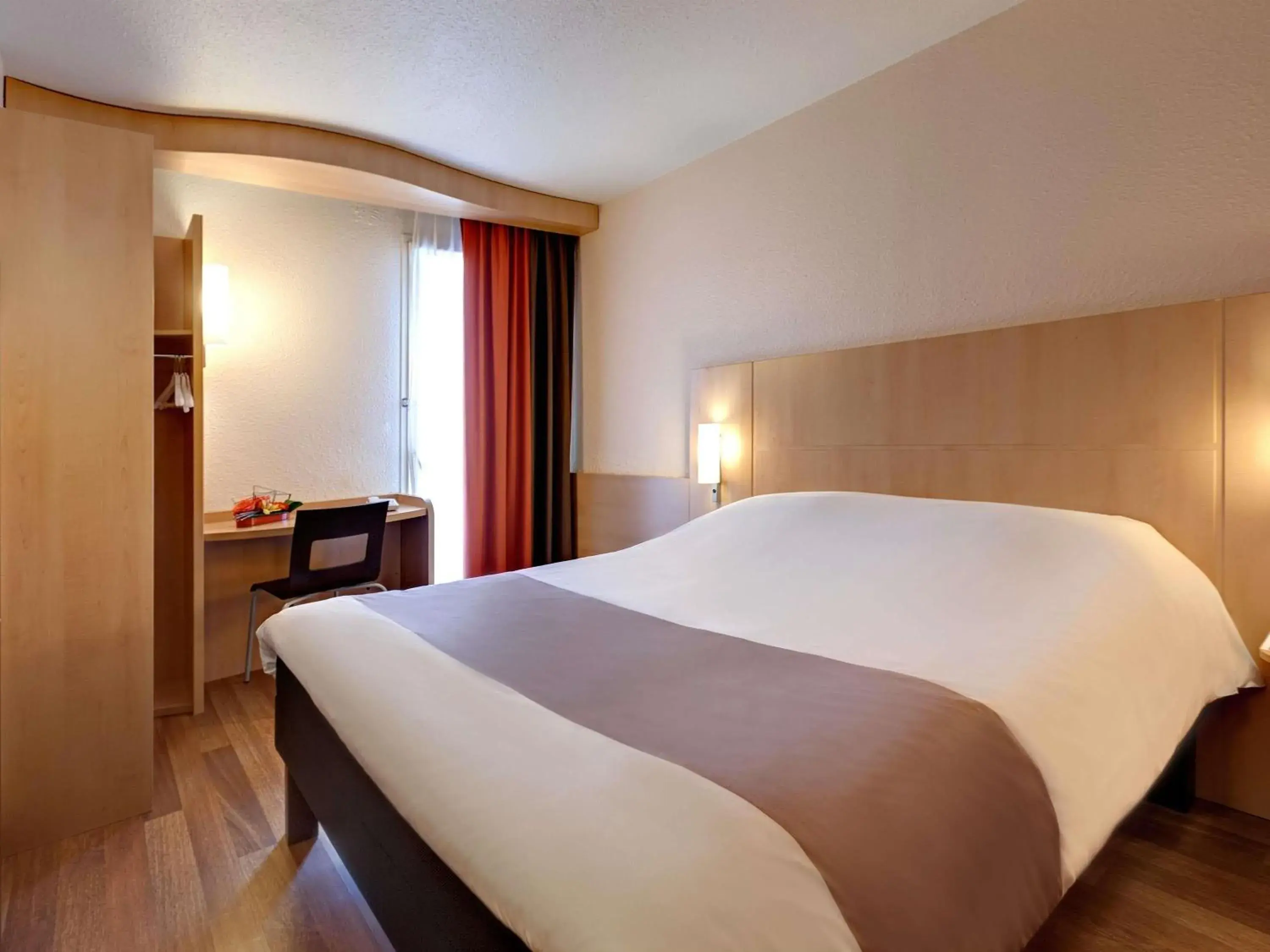 Bedroom, Bed in ibis La Roche Sur Yon Vendespace Bedroom, Bed in ibis La Roche Sur Yon Vendespace