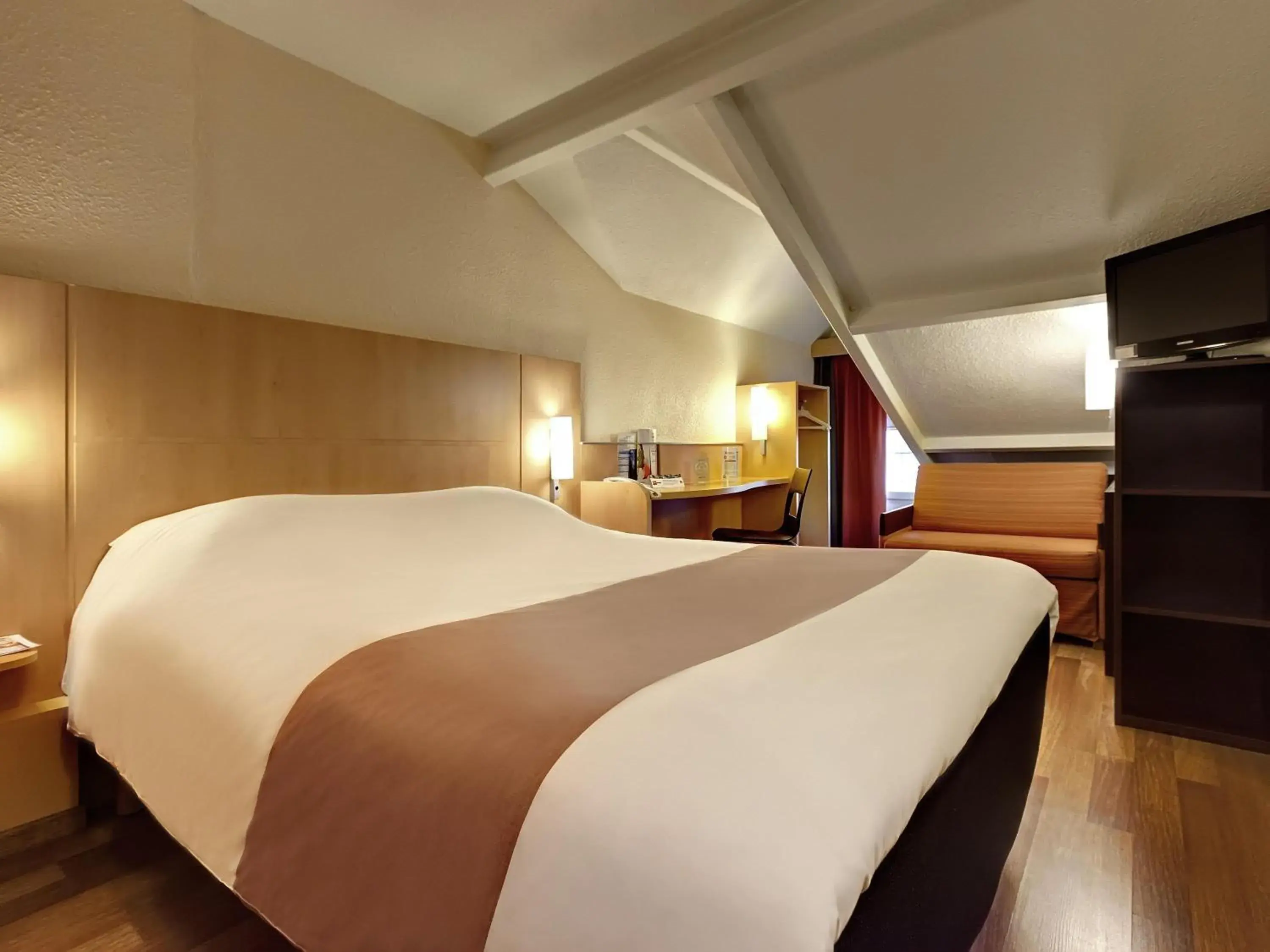 Bedroom, Bed in ibis La Roche Sur Yon Vendespace Bedroom, Bed in ibis La Roche Sur Yon Vendespace
