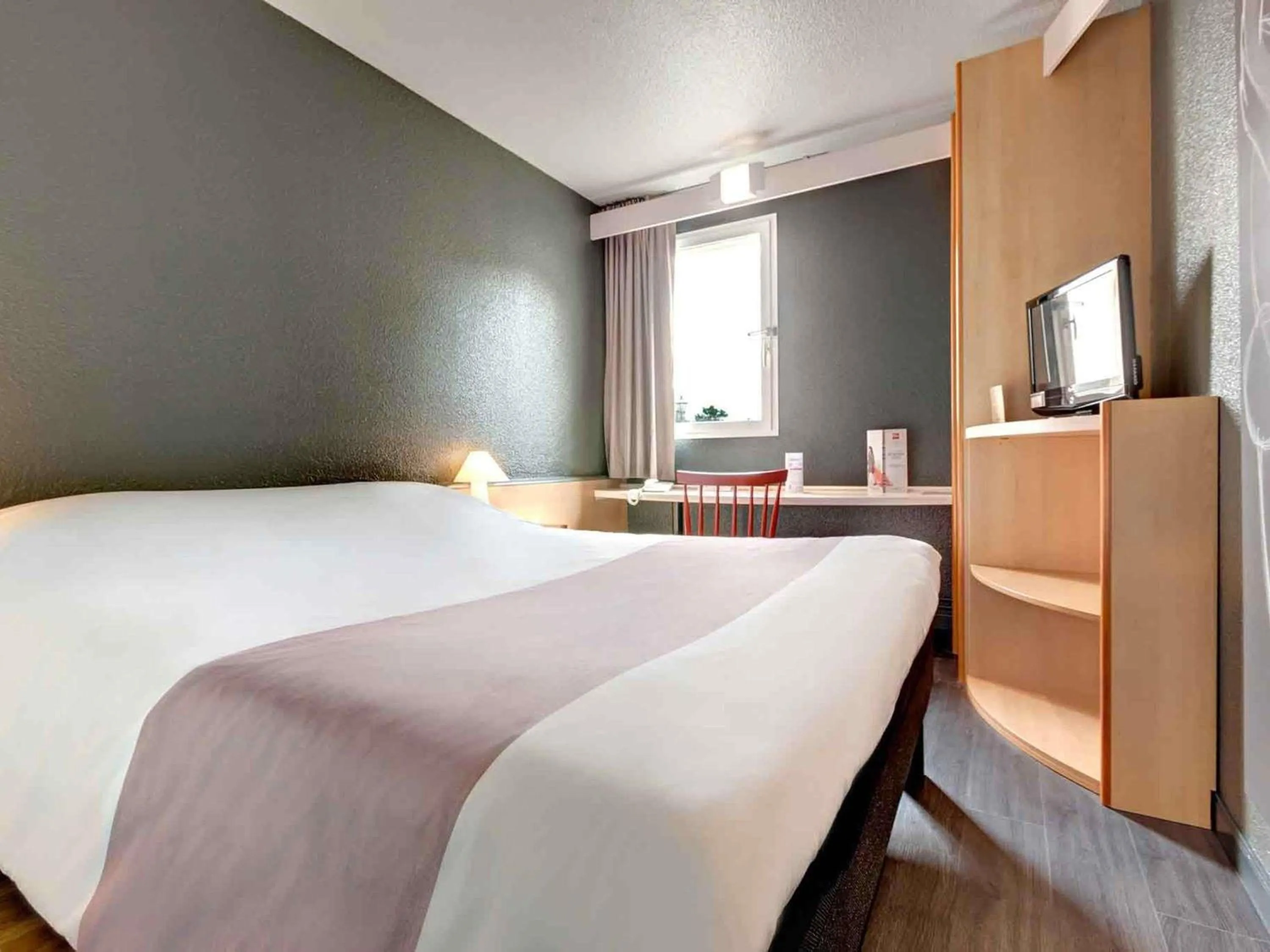 Bedroom, Bed in ibis La Roche Sur Yon Vendespace