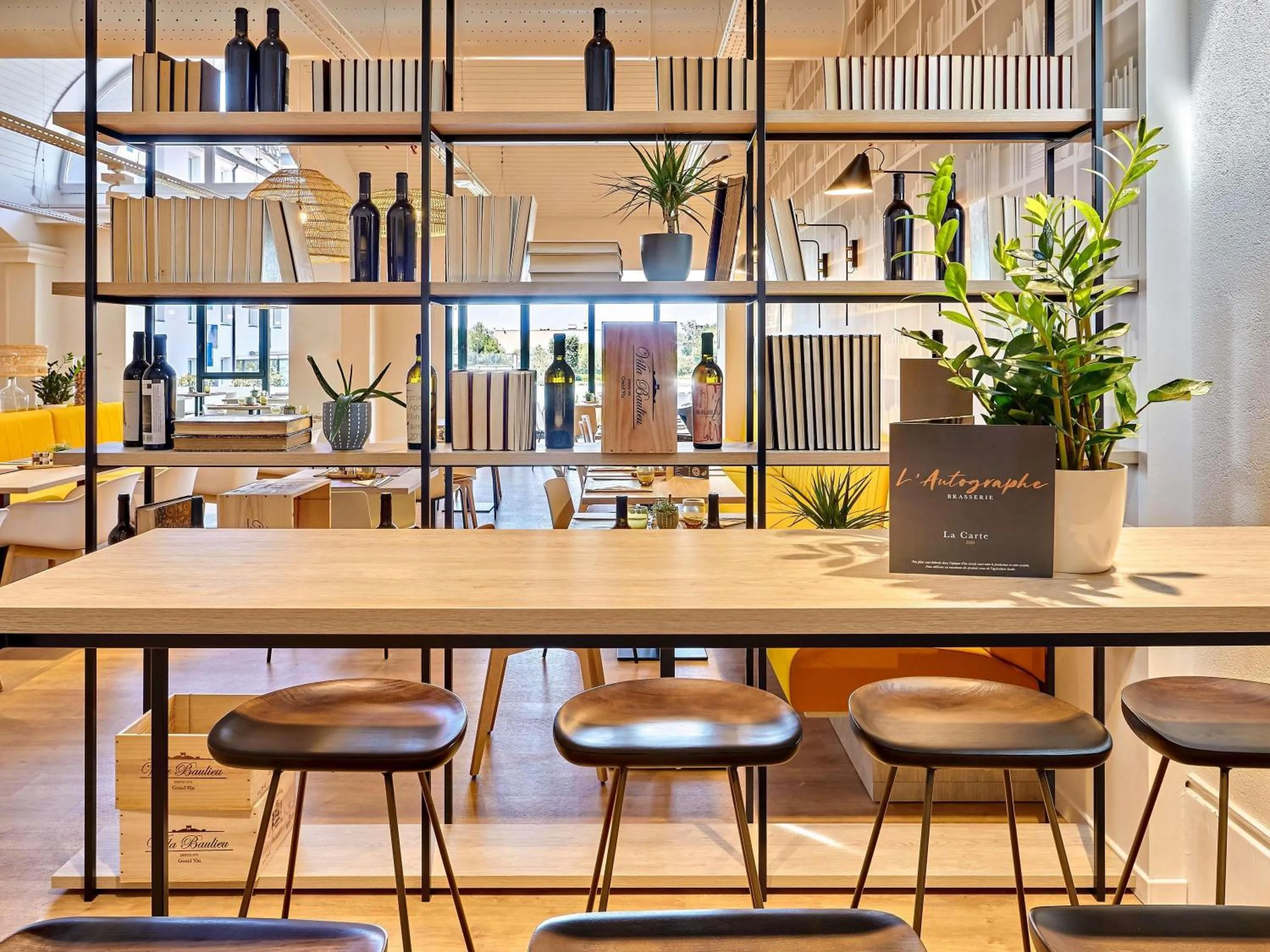 Lounge or bar in ibis La Roche Sur Yon Vendespace