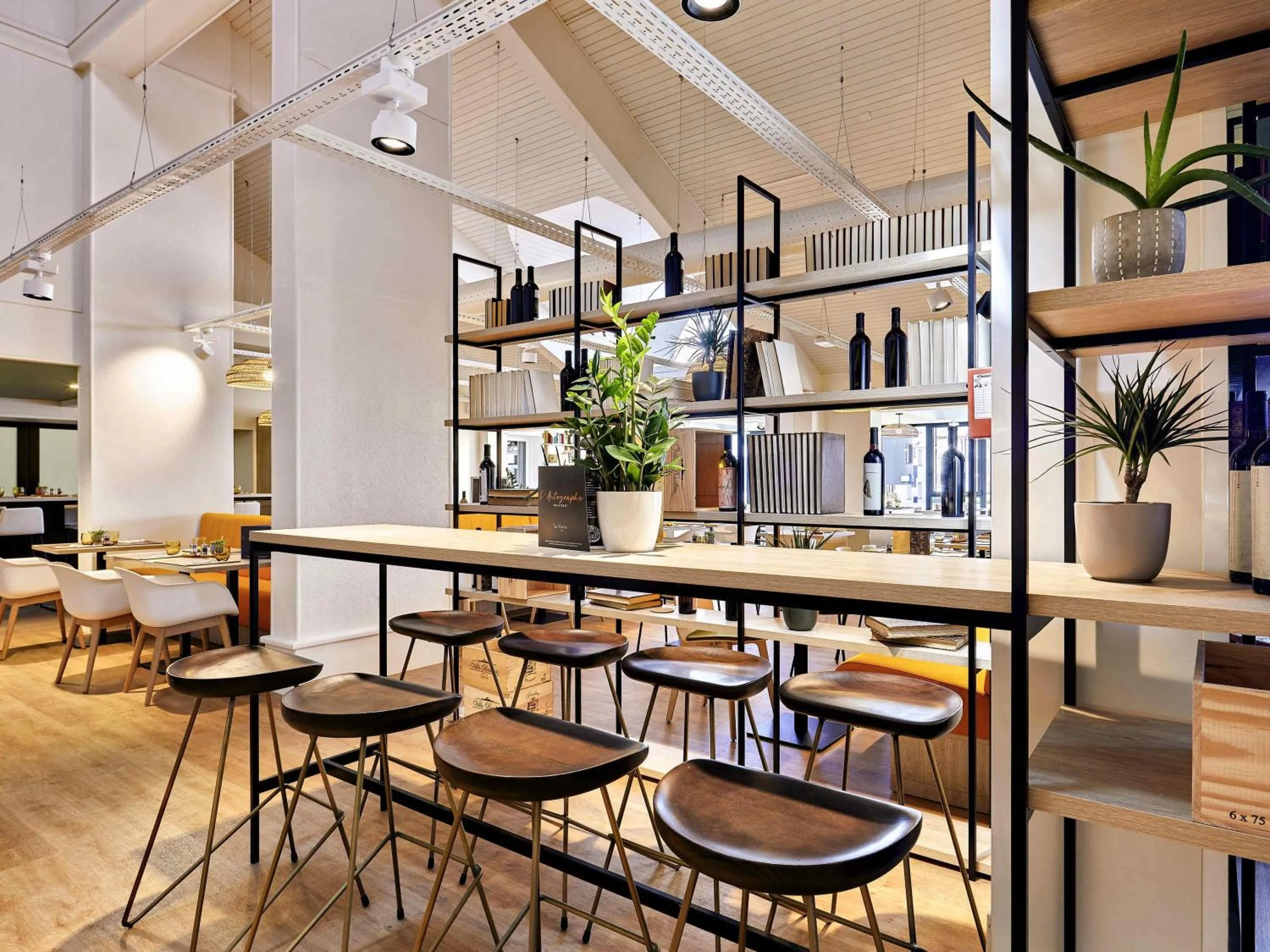 Lounge or bar in ibis La Roche Sur Yon Vendespace