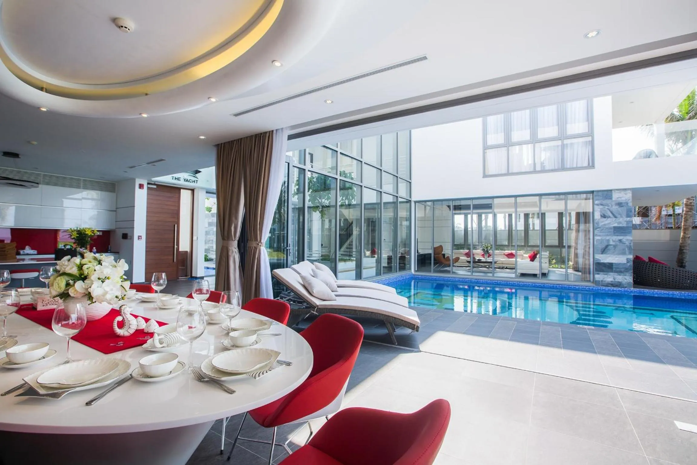 Dining area, Swimming Pool in The Yacht Villa