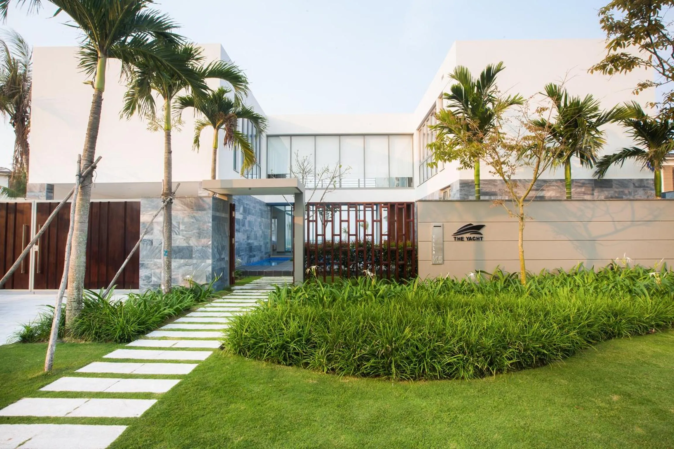 Facade/entrance, Garden in The Yacht Villa