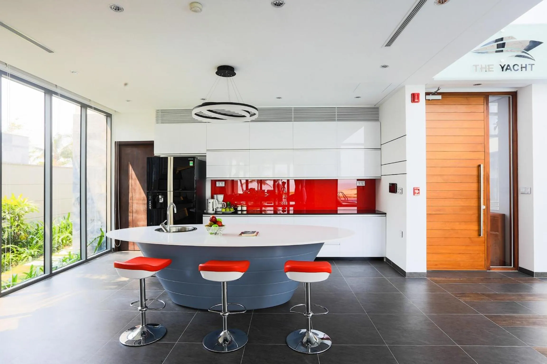 Kitchen or kitchenette, Bathroom in The Yacht Villa