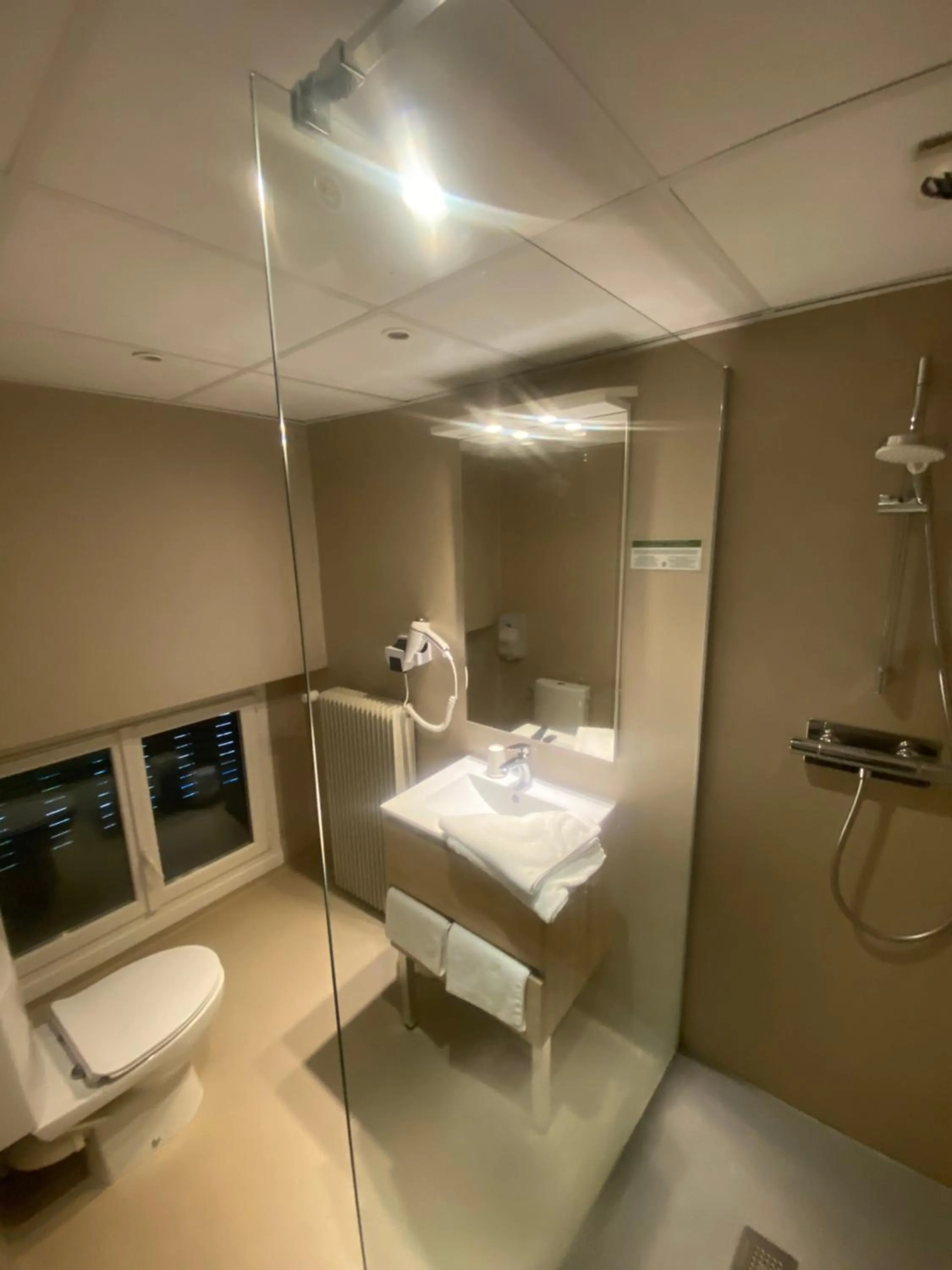 Bathroom in Logis Hotel Restaurant Family & Spa