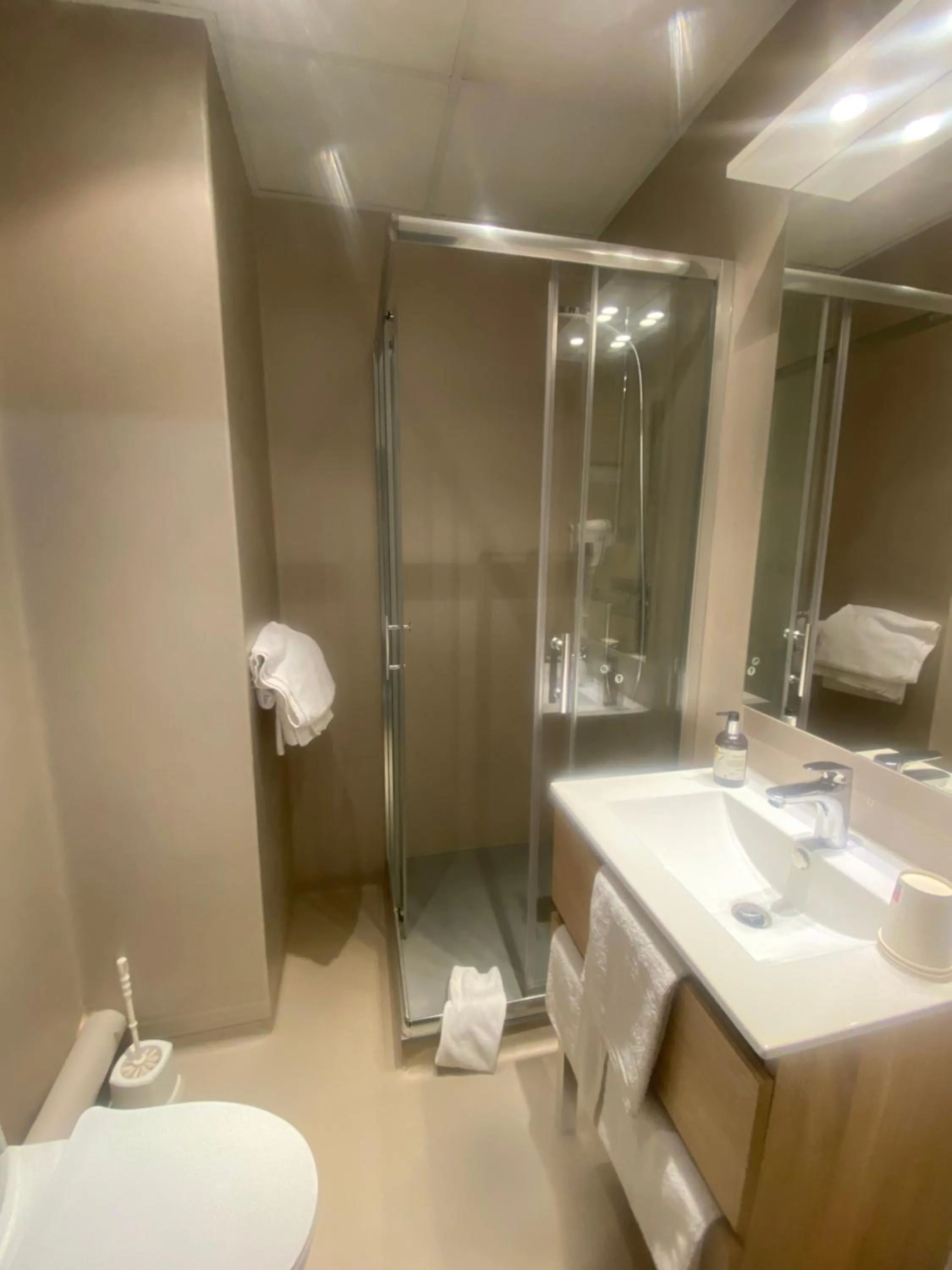 Bathroom in Logis Hotel Restaurant Family & Spa