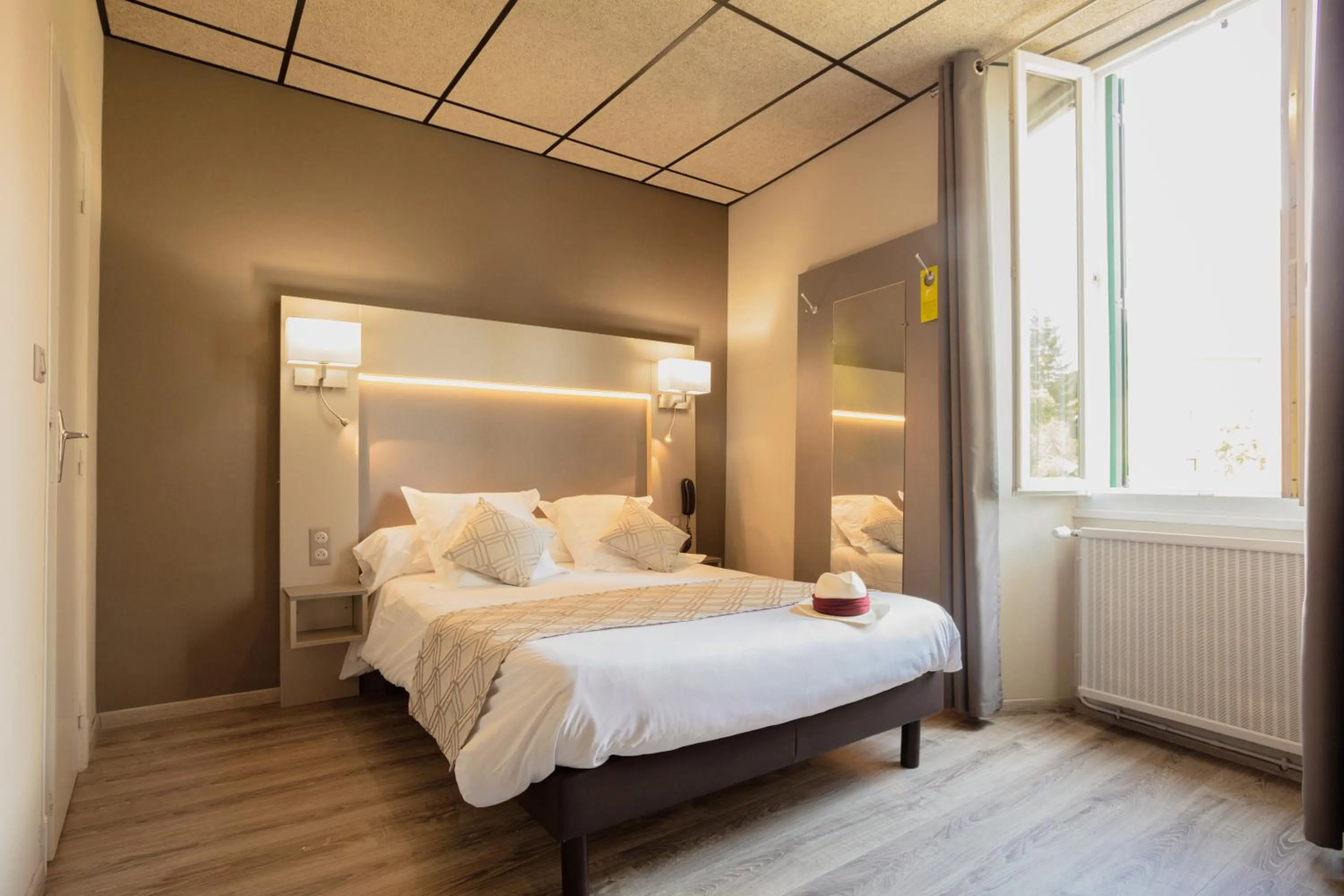 Photo of the whole room, Bed in Logis Hotel Restaurant Family & Spa