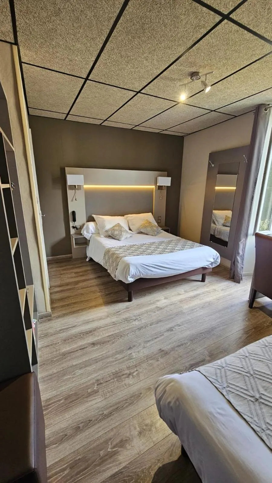 Bed in Logis Hotel Restaurant Family & Spa