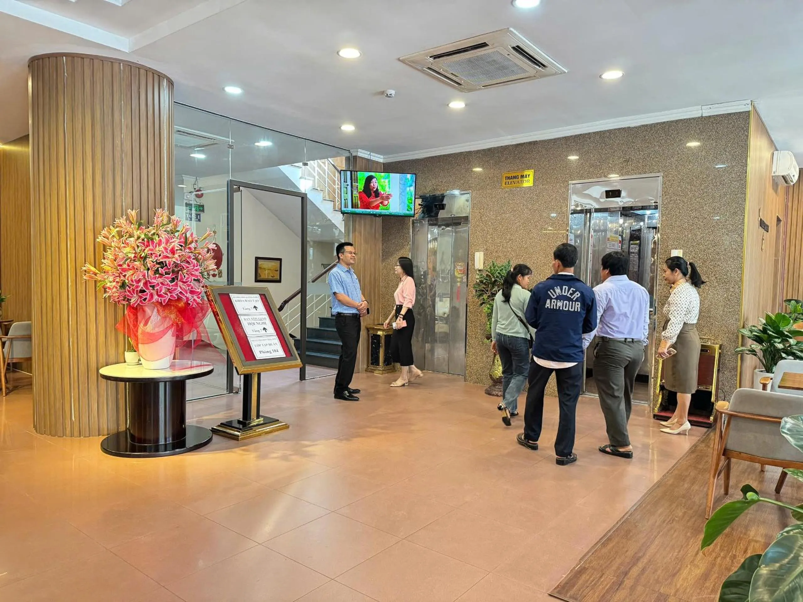 group of guests in Khách Sạn Hùng Vương Quảng Ngãi