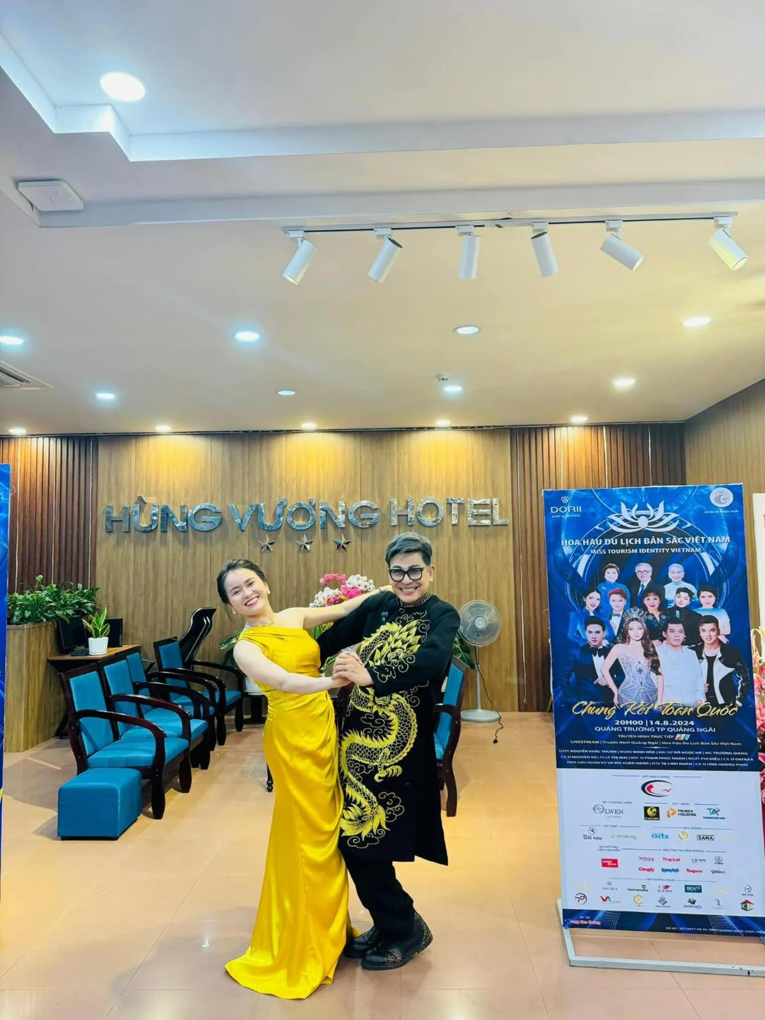 group of guests in Khách Sạn Hùng Vương Quảng Ngãi