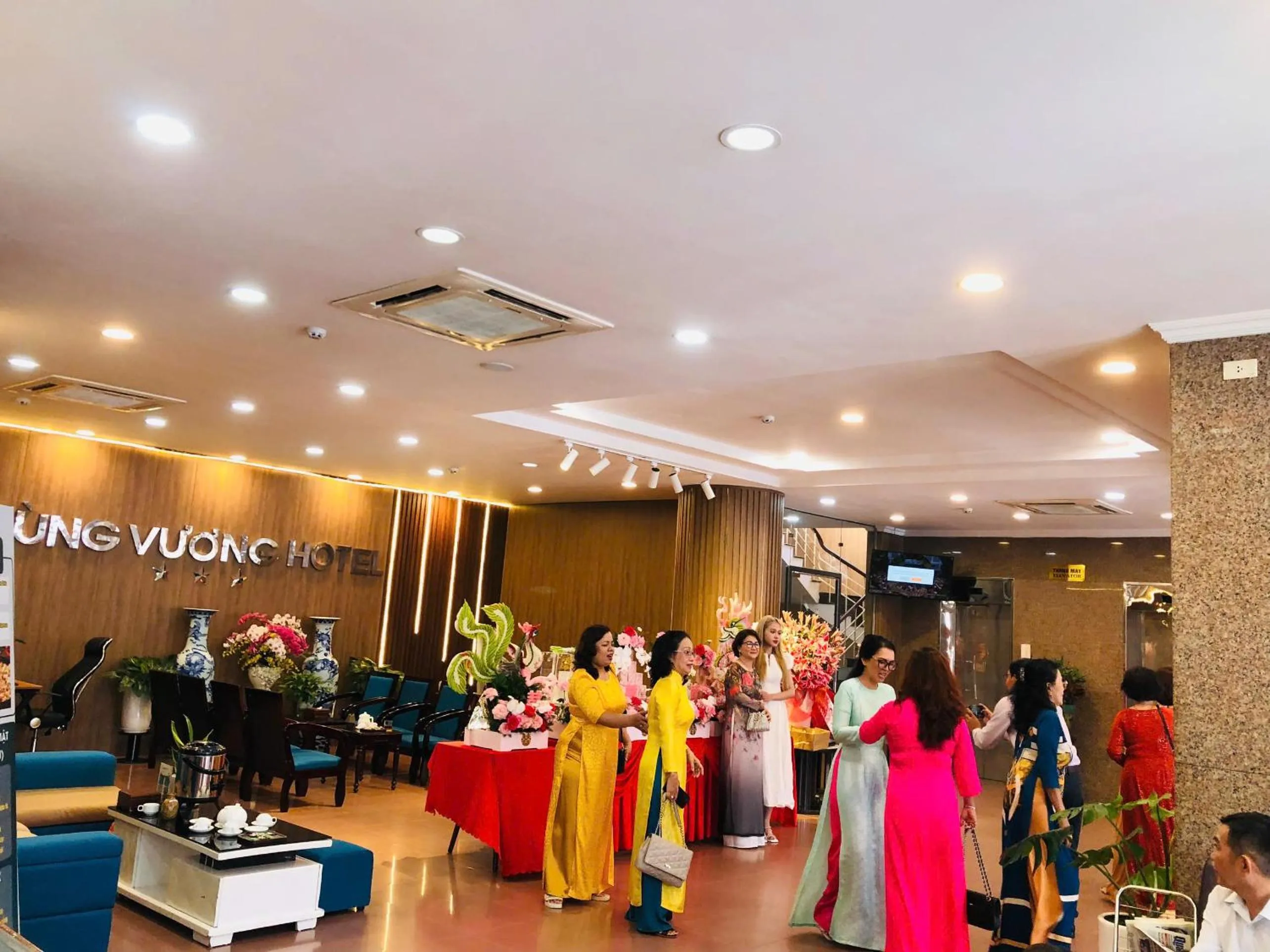 group of guests in Khách Sạn Hùng Vương Quảng Ngãi