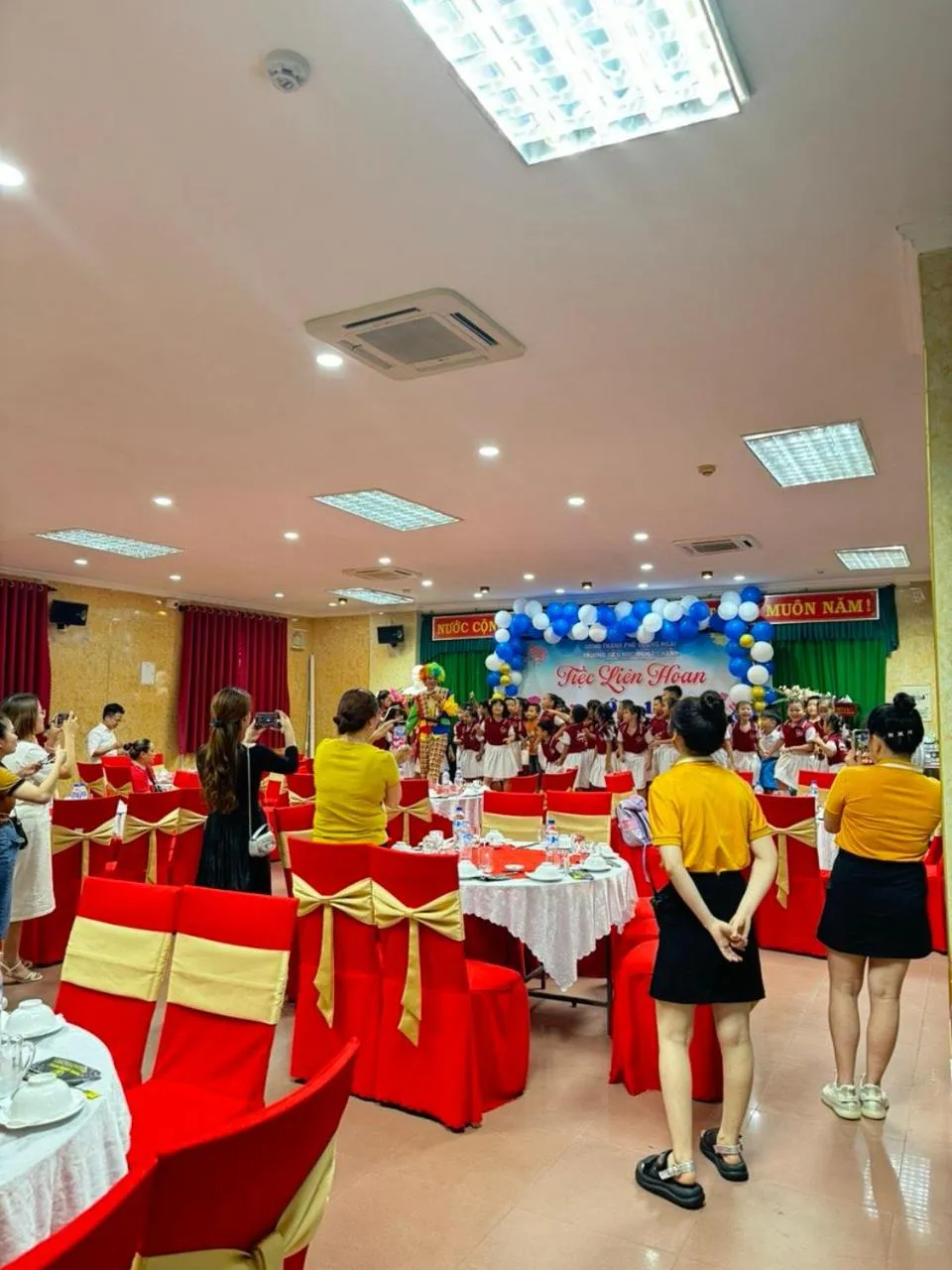 group of guests in Khách Sạn Hùng Vương Quảng Ngãi
