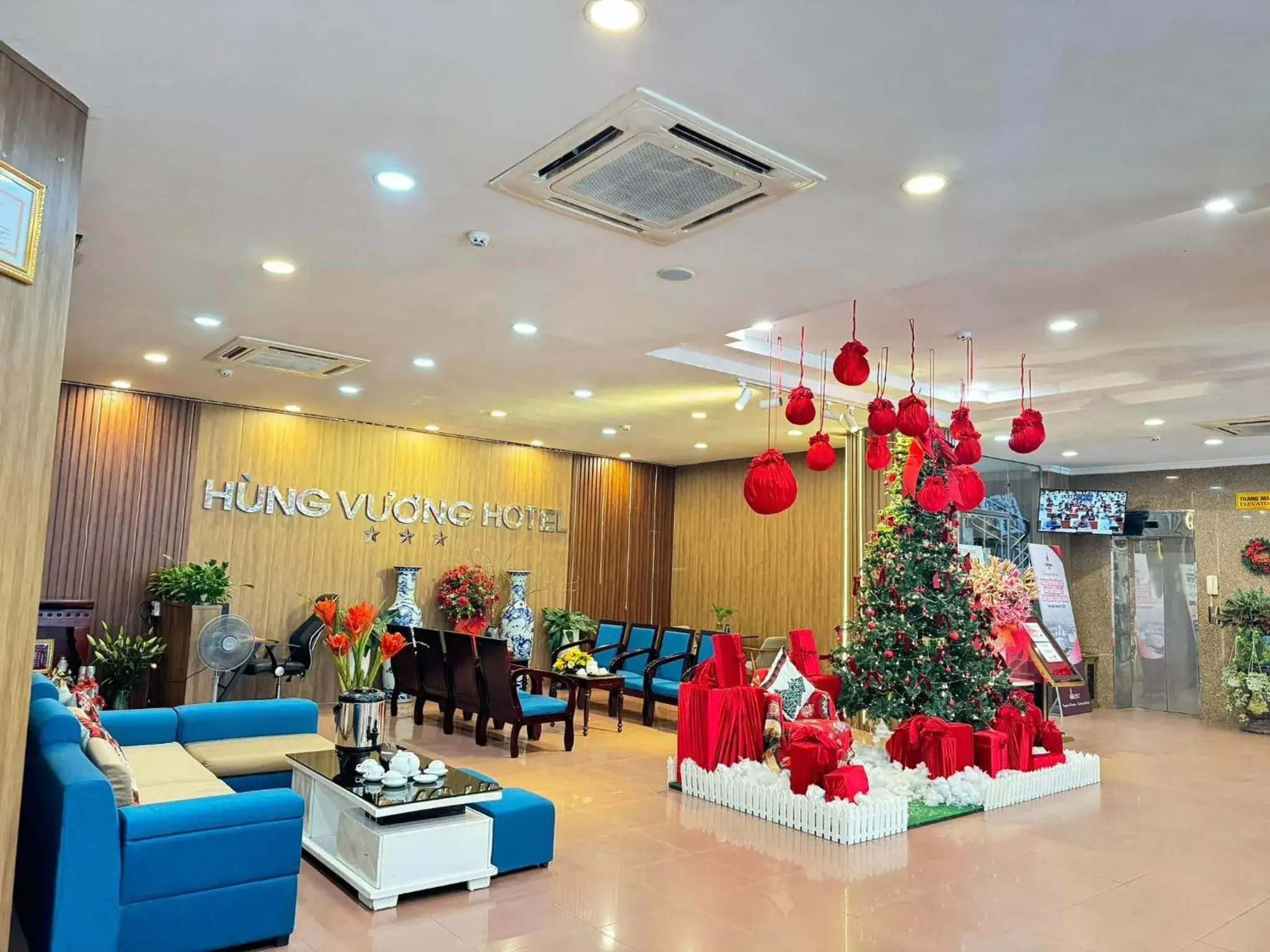 Lobby or reception in Khách Sạn Hùng Vương Quảng Ngãi Lobby or reception in Khách Sạn Hùng Vương Quảng Ngãi