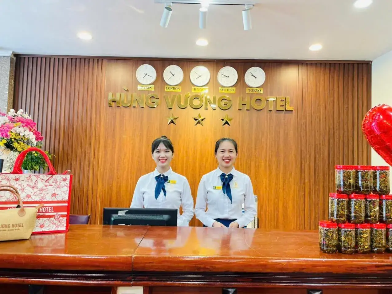 Lobby or reception in Khách Sạn Hùng Vương Quảng Ngãi Lobby or reception in Khách Sạn Hùng Vương Quảng Ngãi