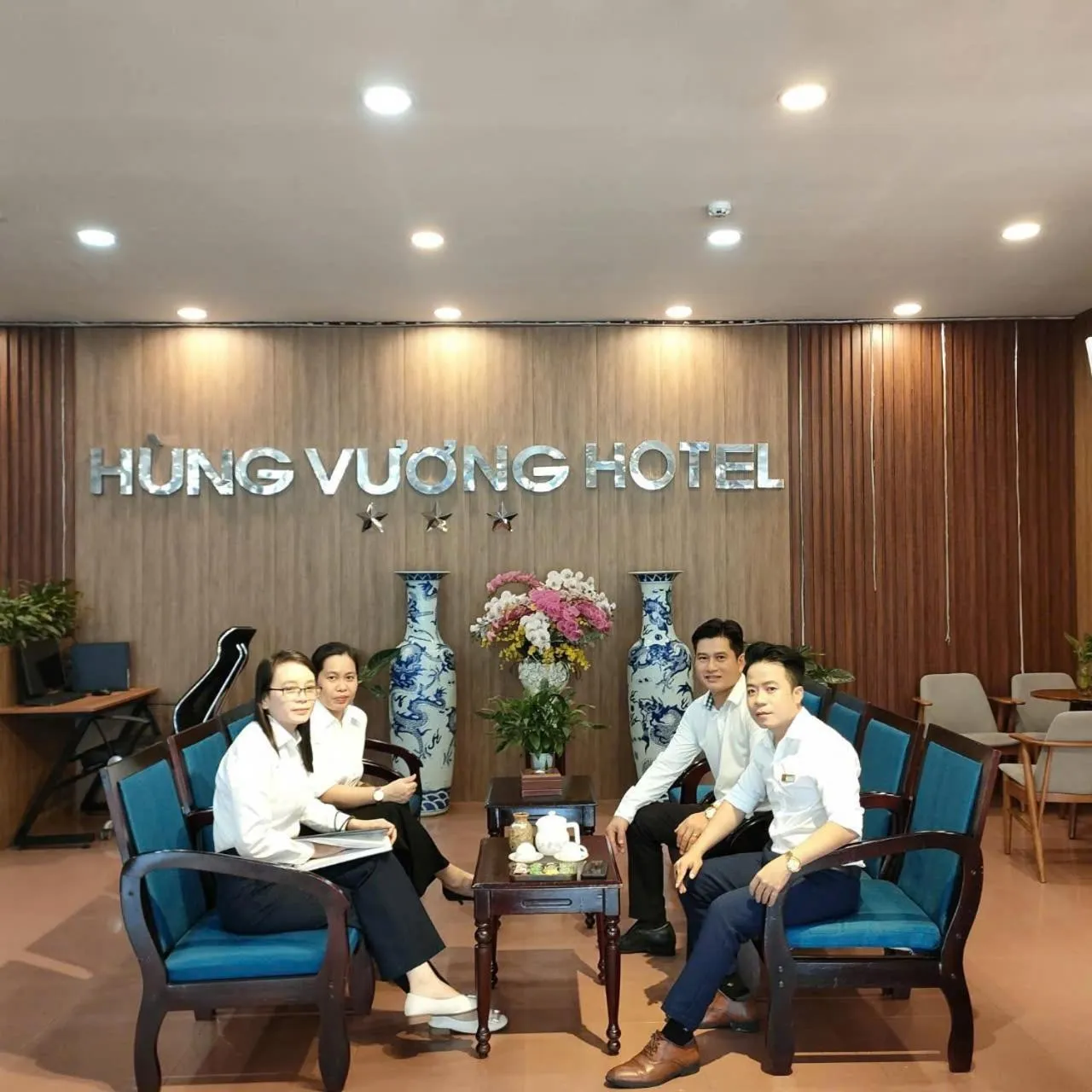 Staff in Khách Sạn Hùng Vương Quảng Ngãi