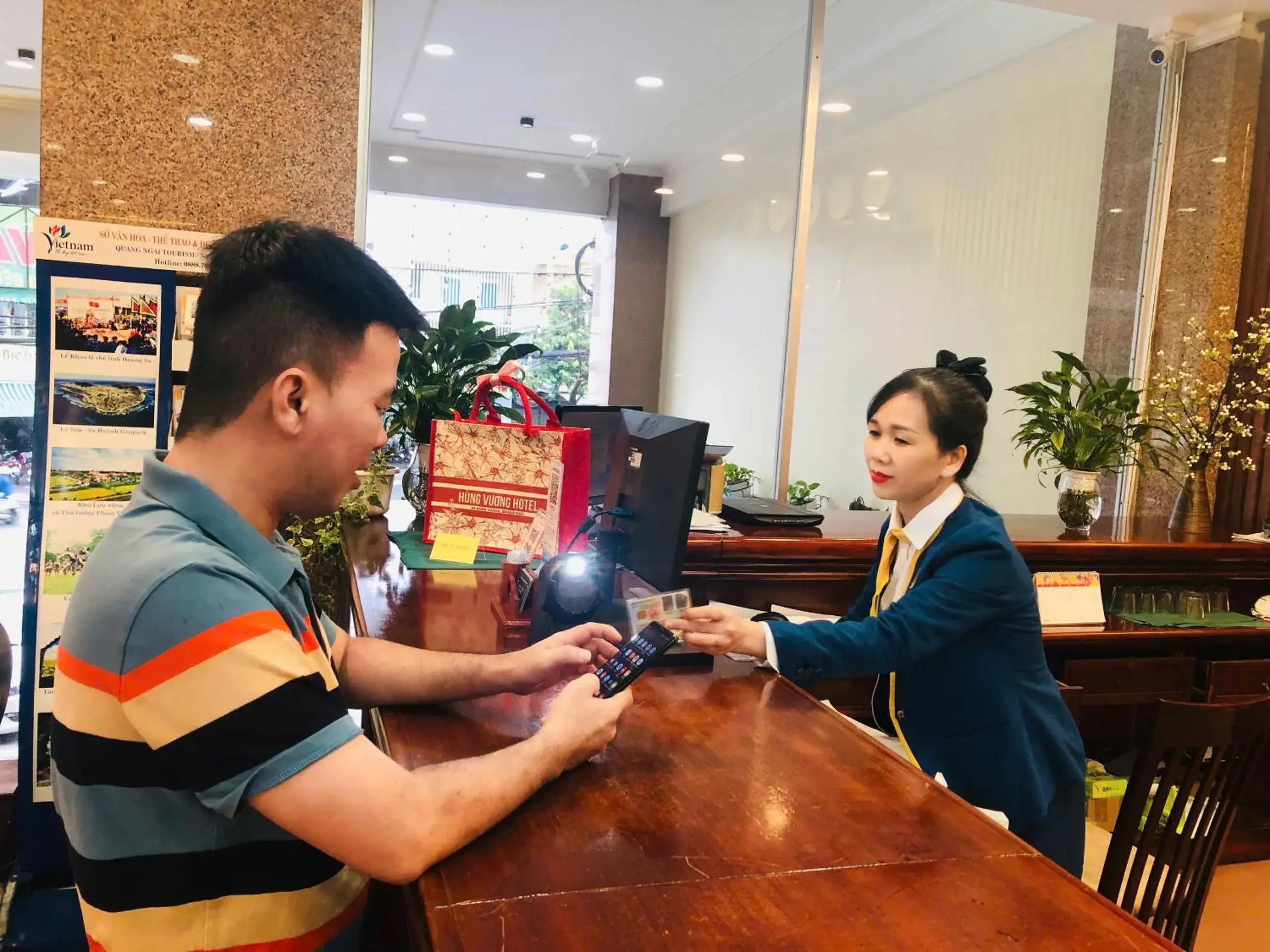 Lobby or reception in Khách Sạn Hùng Vương Quảng Ngãi Lobby or reception in Khách Sạn Hùng Vương Quảng Ngãi