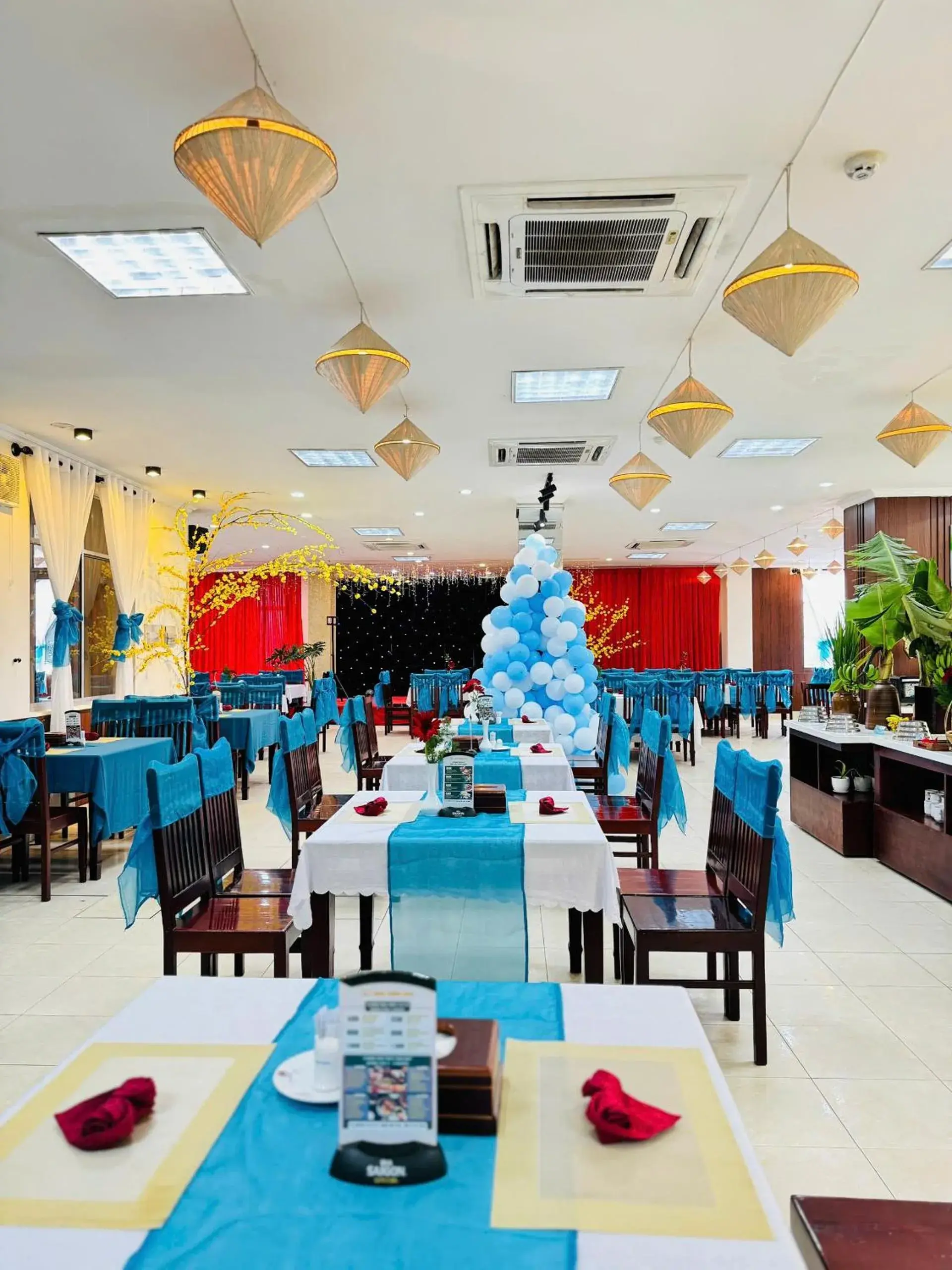 Restaurant/places to eat in Khách Sạn Hùng Vương Quảng Ngãi Restaurant/places to eat in Khách Sạn Hùng Vương Quảng Ngãi