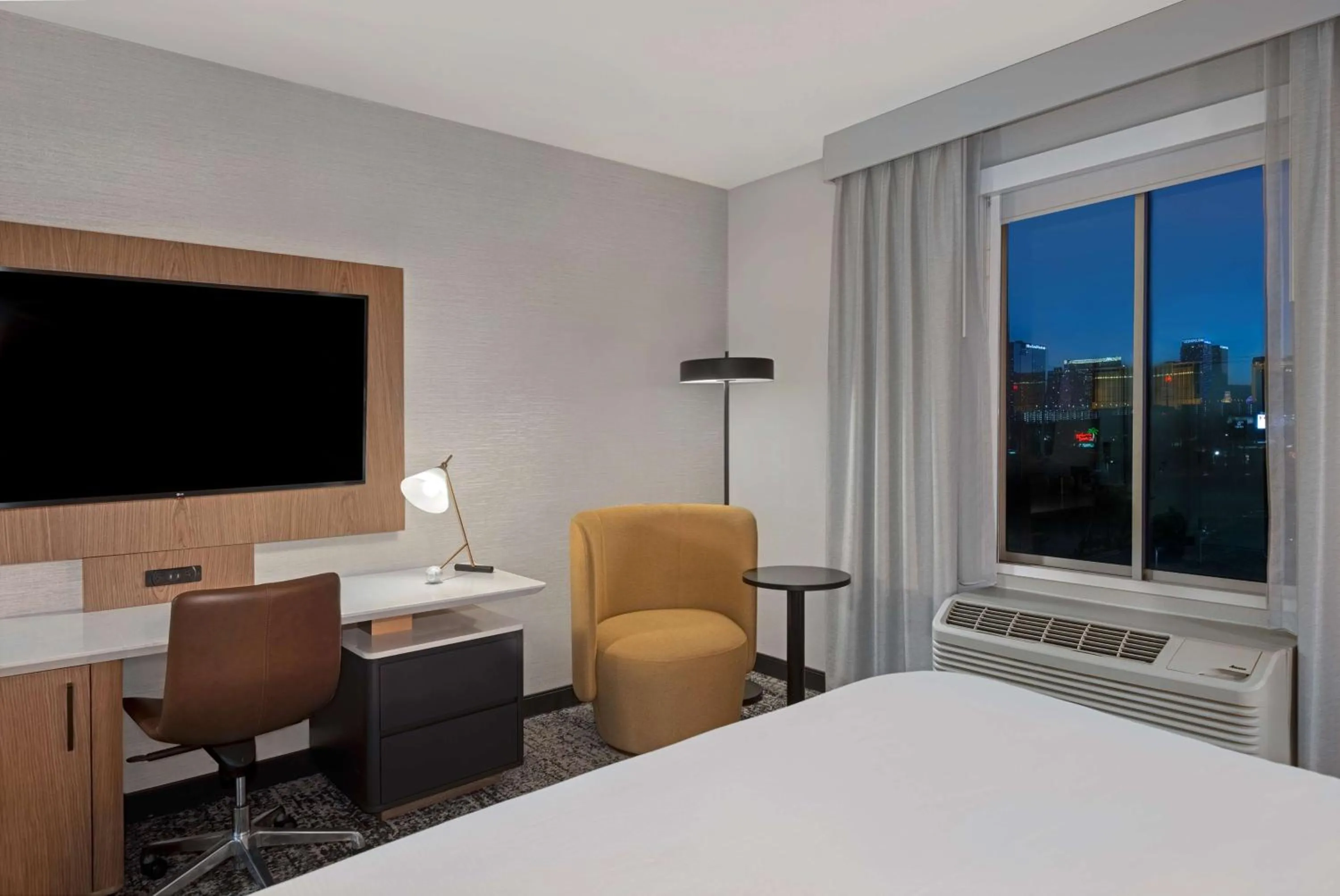 Bedroom, Bed in DoubleTree by Hilton Las Vegas East Flamingo
