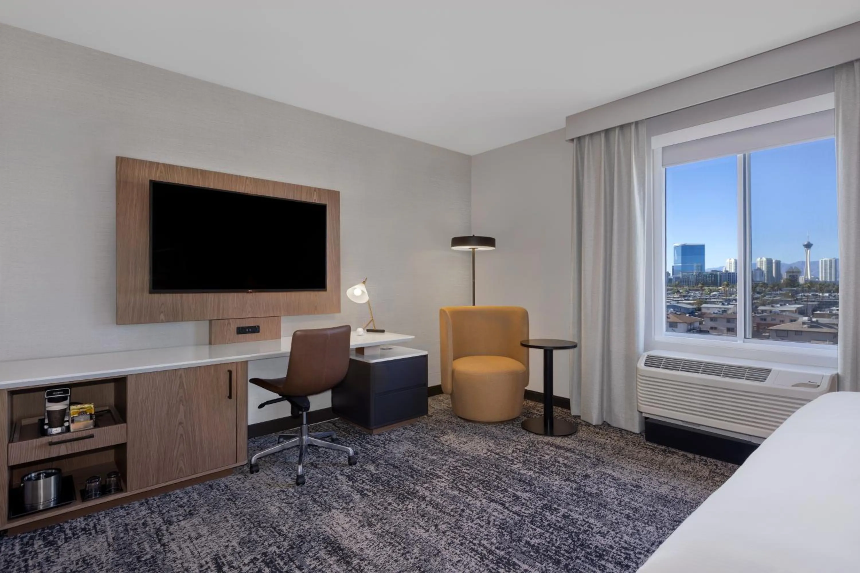 TV and multimedia, Bed in DoubleTree by Hilton Las Vegas East Flamingo