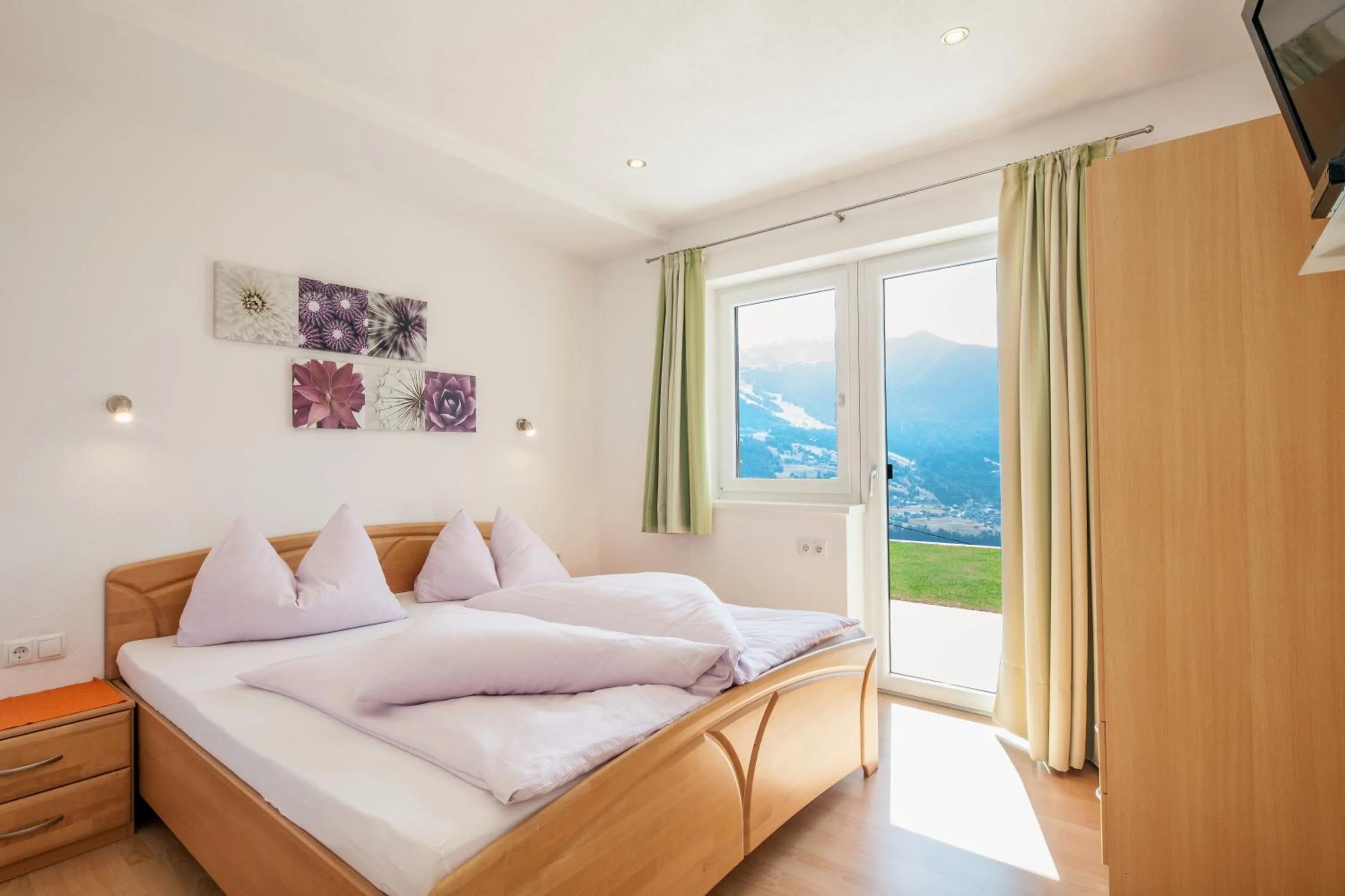 Photo of the whole room, Bed in Am Sunnaberg