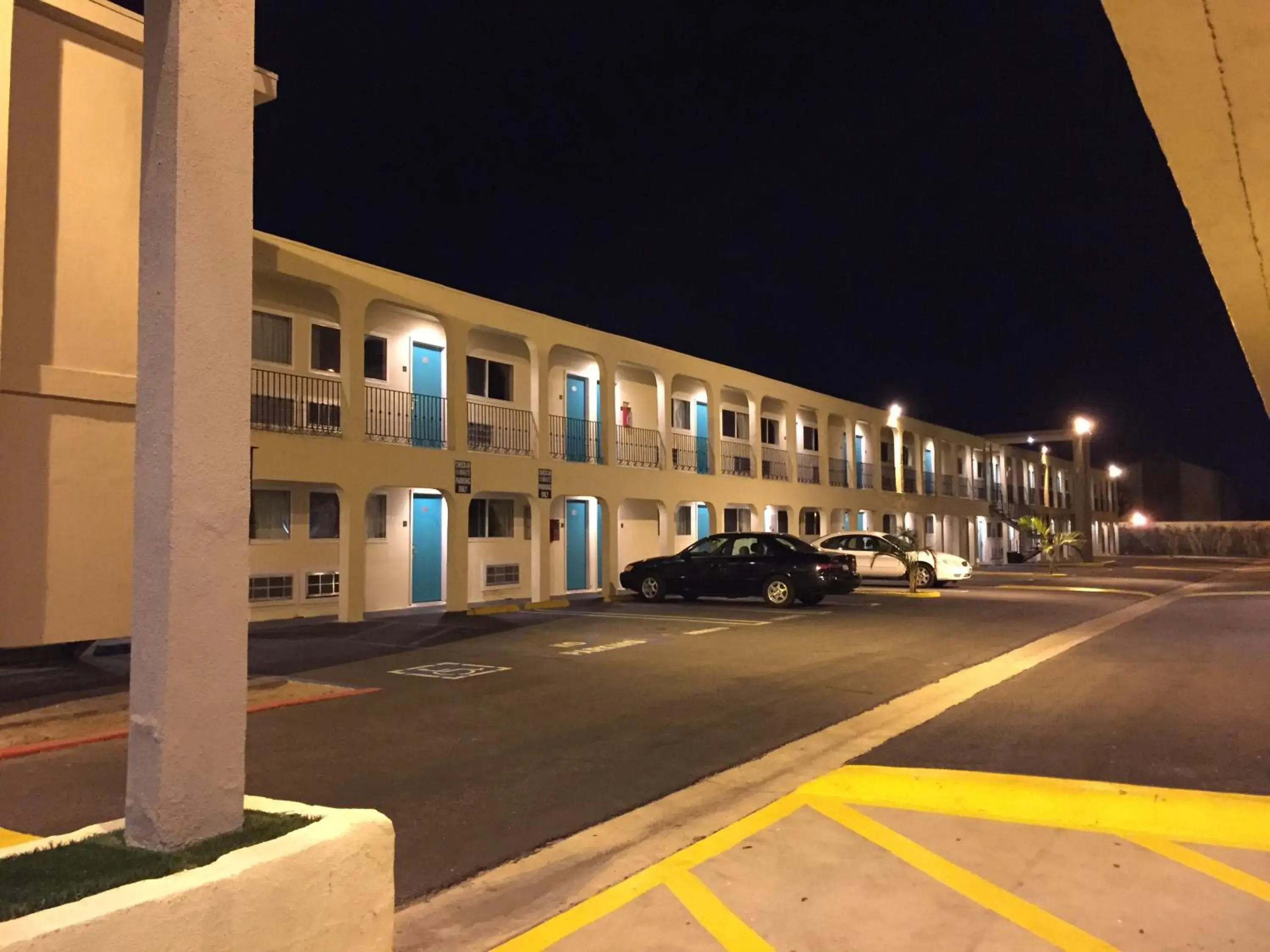 Facade/entrance in Anaheim Executive Inn & Suites Facade/entrance in Anaheim Executive Inn & Suites