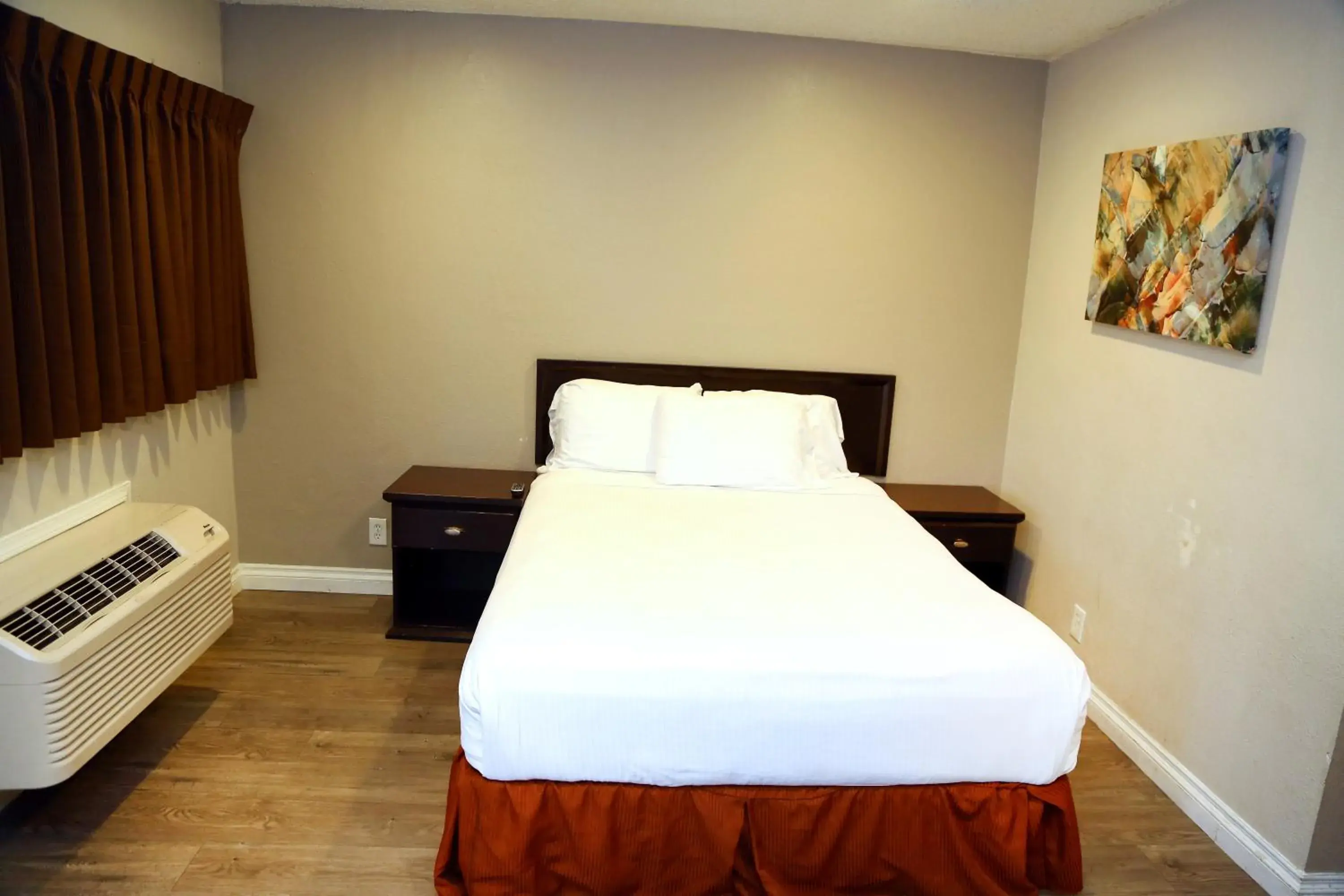 Bed in Anaheim Executive Inn & Suites Bed in Anaheim Executive Inn & Suites