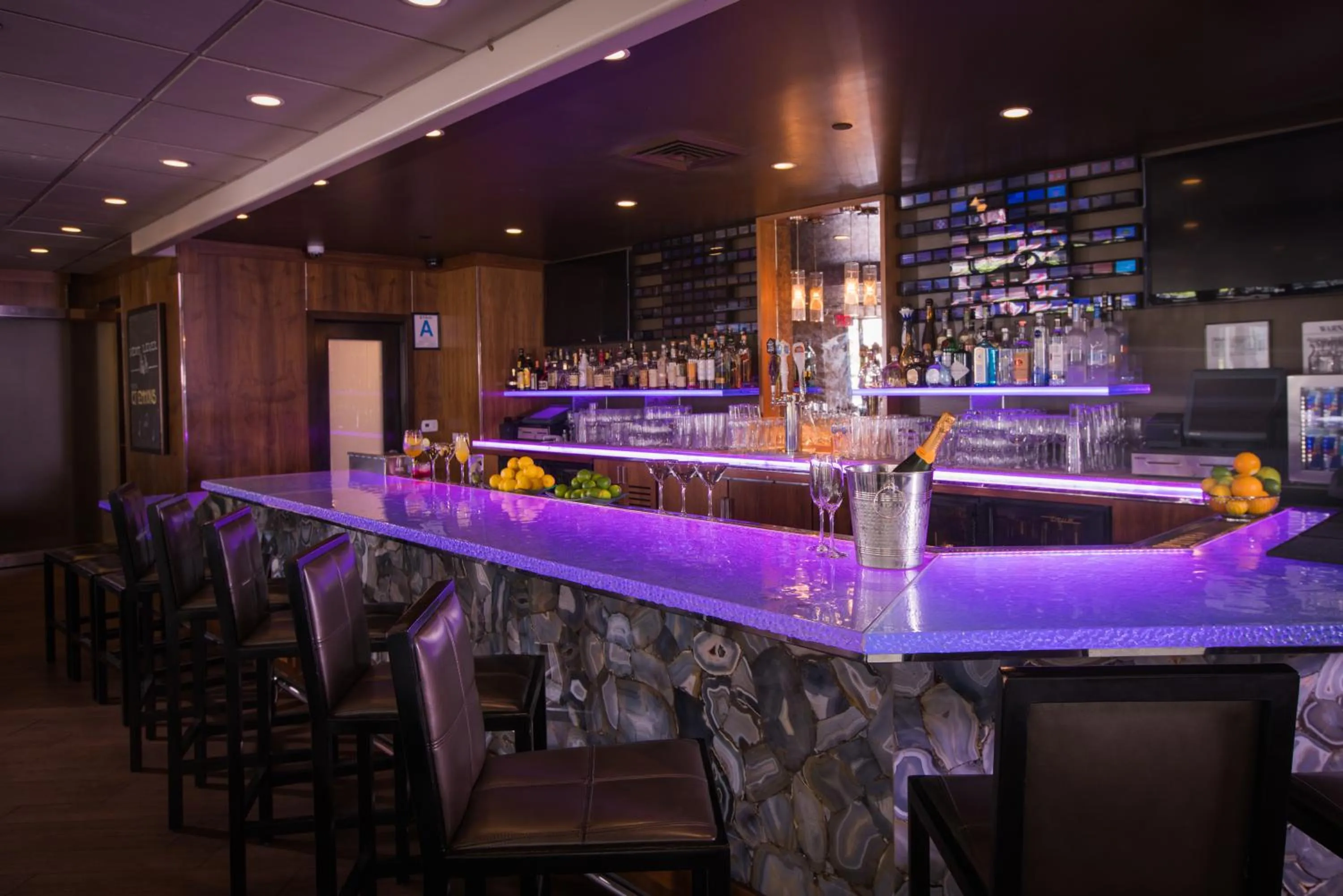 Lounge or bar in E Central Hotel Downtown Los Angeles
