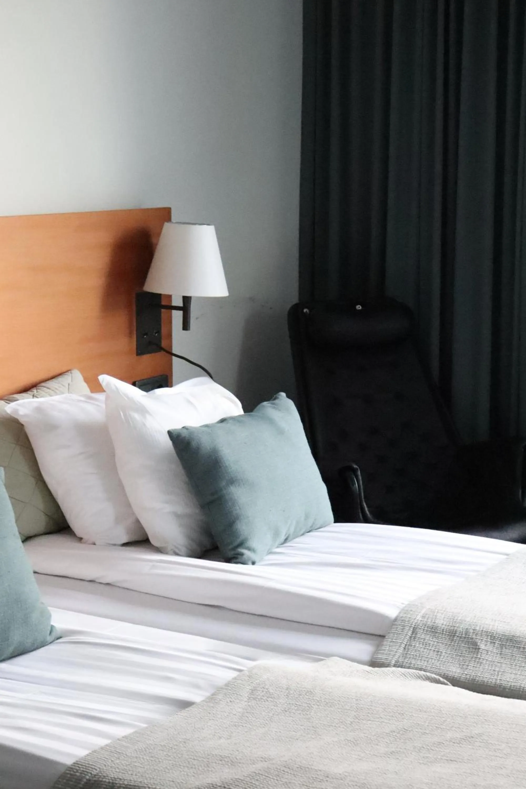 Property building, Bed in Quality Hotel Globe