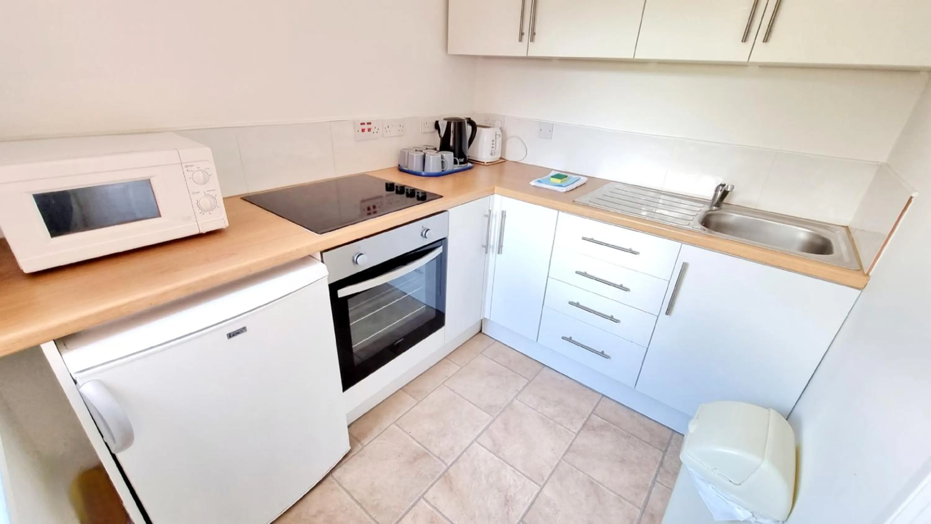 Kitchen or kitchenette in Beachcomber Holiday Apartments