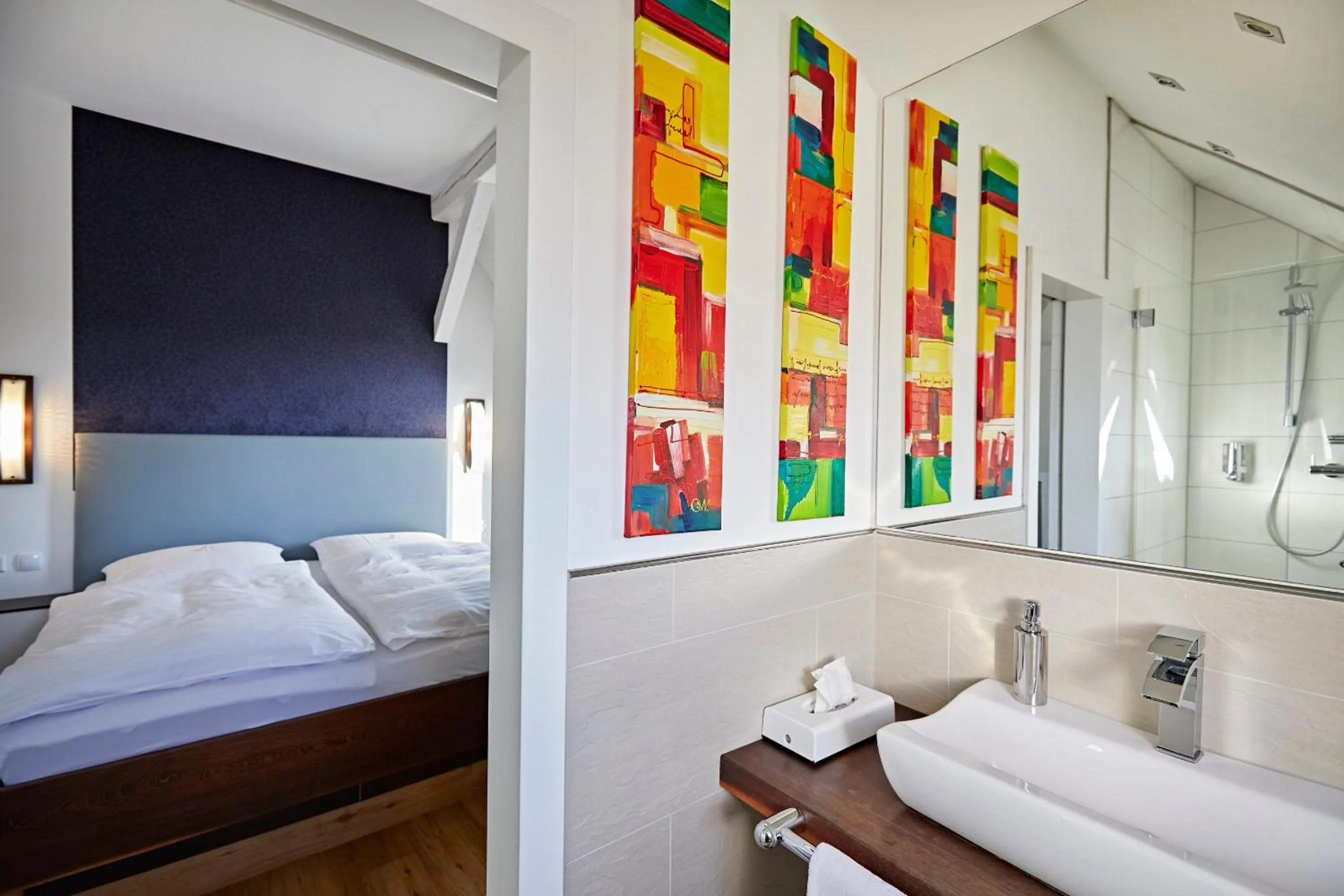 Bathroom, Bed in Hotel Zur Wartburg