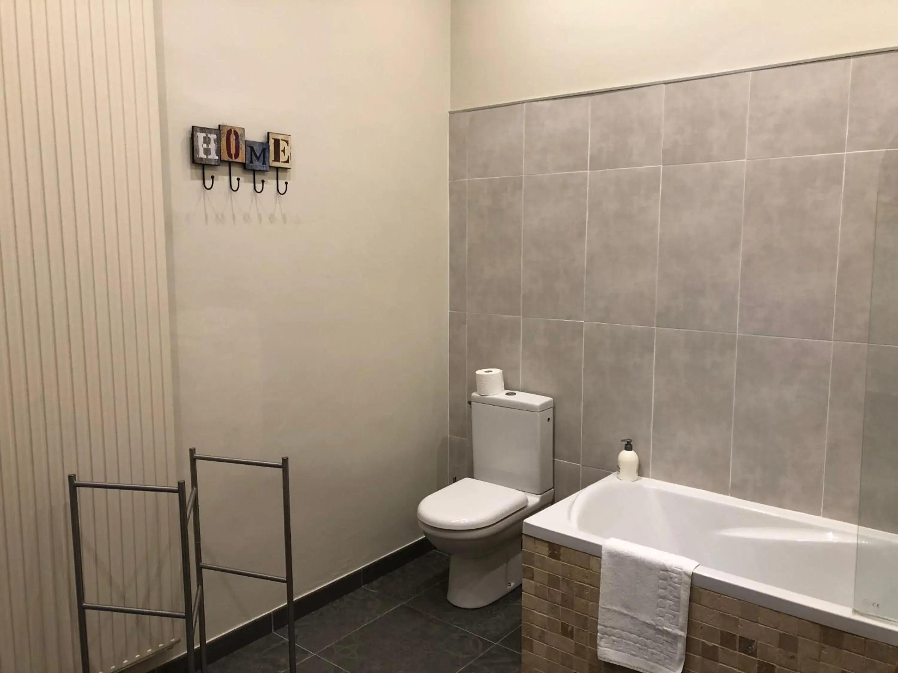 Triple Room with Garden View in Gentil'Home - Toulouse B&B Prestige Triple Room with Garden View in Gentil'Home - Toulouse B&B Prestige